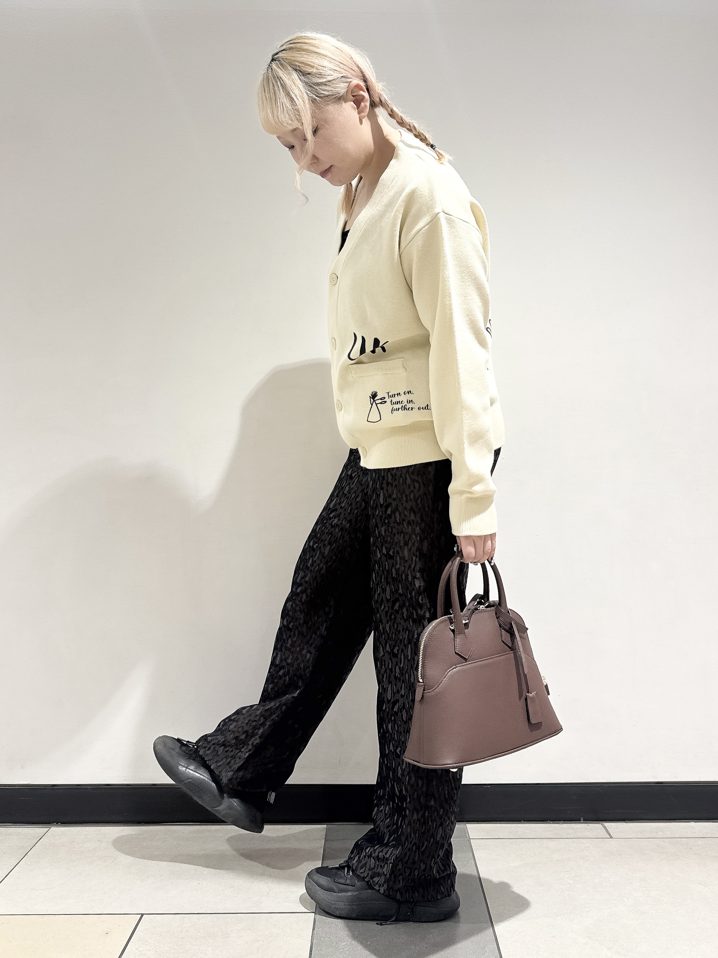 なかもとあきさんの「DRESSTERIOR｜◆mica della valle（ミカデラヴァッレ）Katia ハンドバッグ」を使ったコーディネート