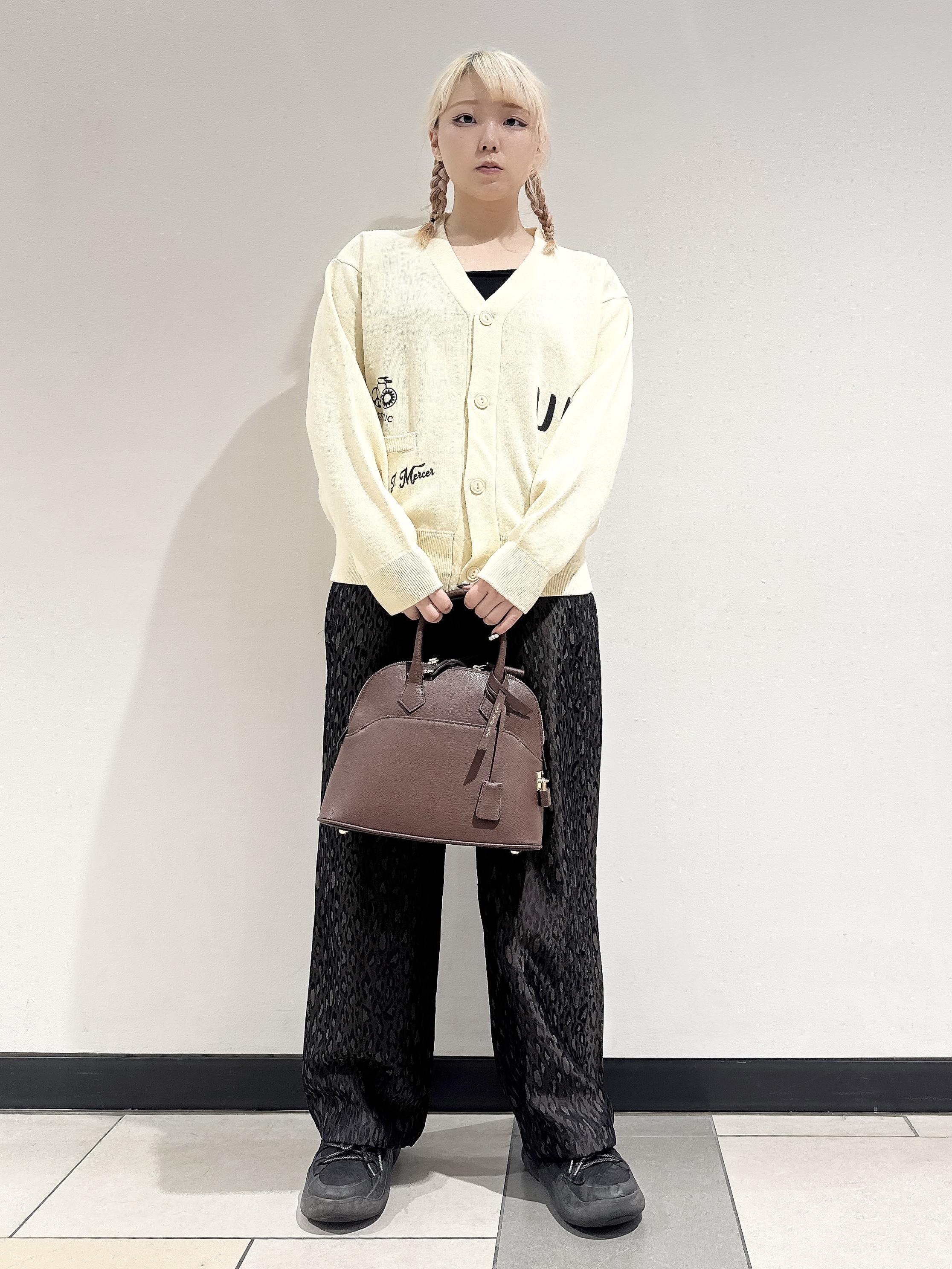 なかもとあきさんの「DRESSTERIOR｜◆mica della valle（ミカデラヴァッレ）Katia ハンドバッグ」を使ったコーディネート