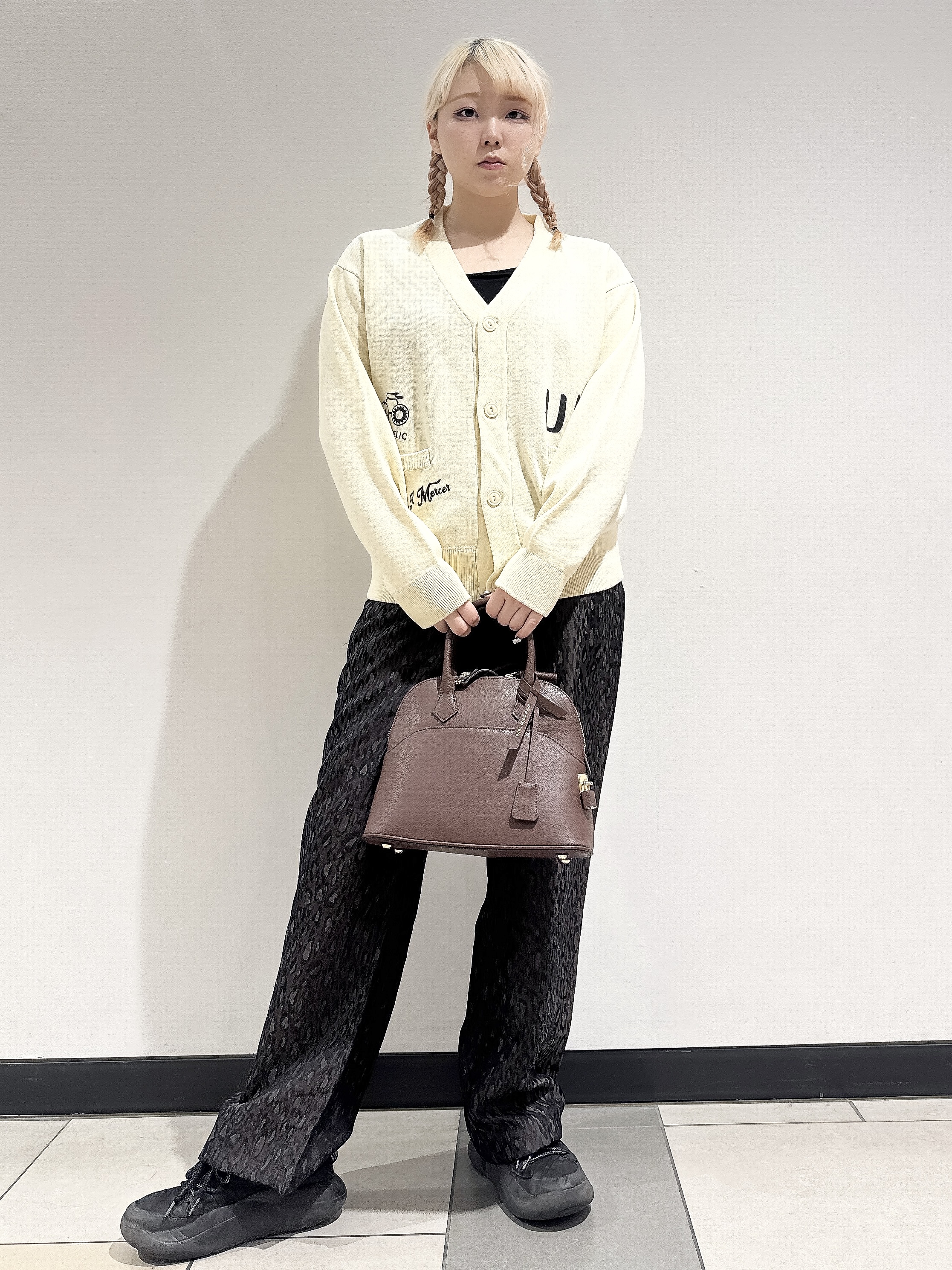 なかもとあきさんの「DRESSTERIOR｜◆mica della valle（ミカデラヴァッレ）Katia ハンドバッグ」を使ったコーディネート