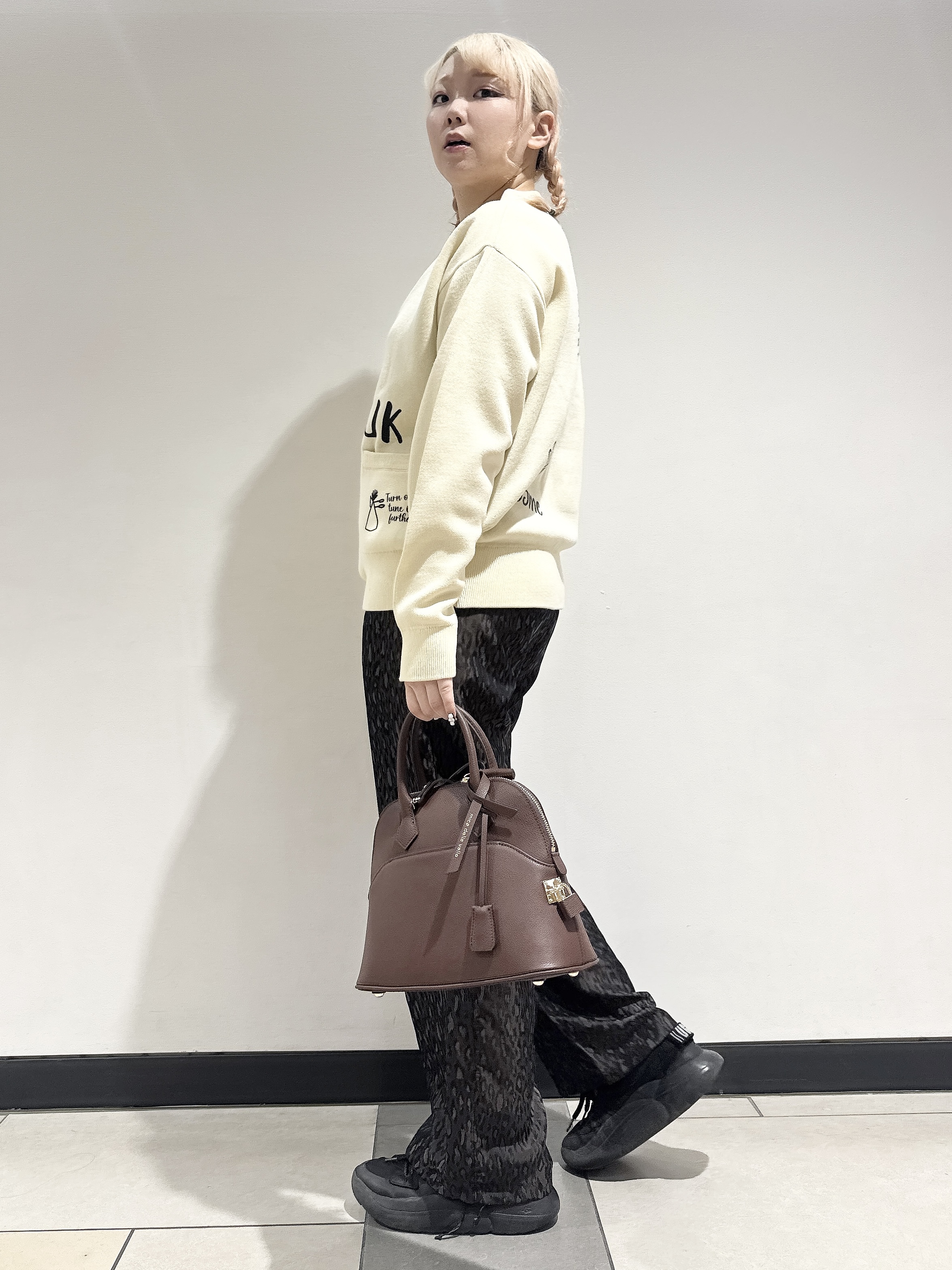 なかもとあきさんの「DRESSTERIOR｜◆mica della valle（ミカデラヴァッレ）Katia ハンドバッグ」を使ったコーディネート