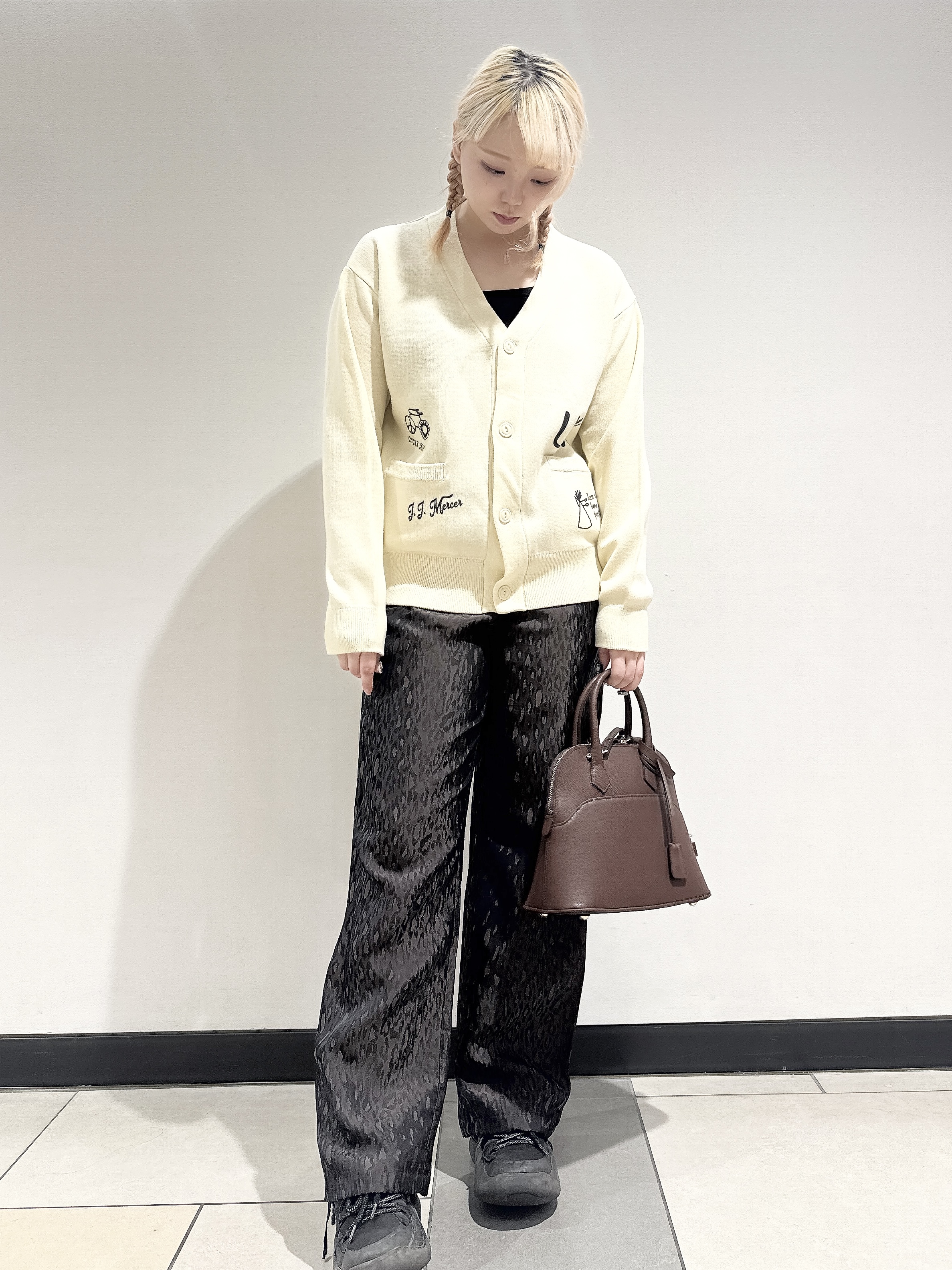 なかもとあきさんの「DRESSTERIOR｜◆mica della valle（ミカデラヴァッレ）Katia ハンドバッグ」を使ったコーディネート