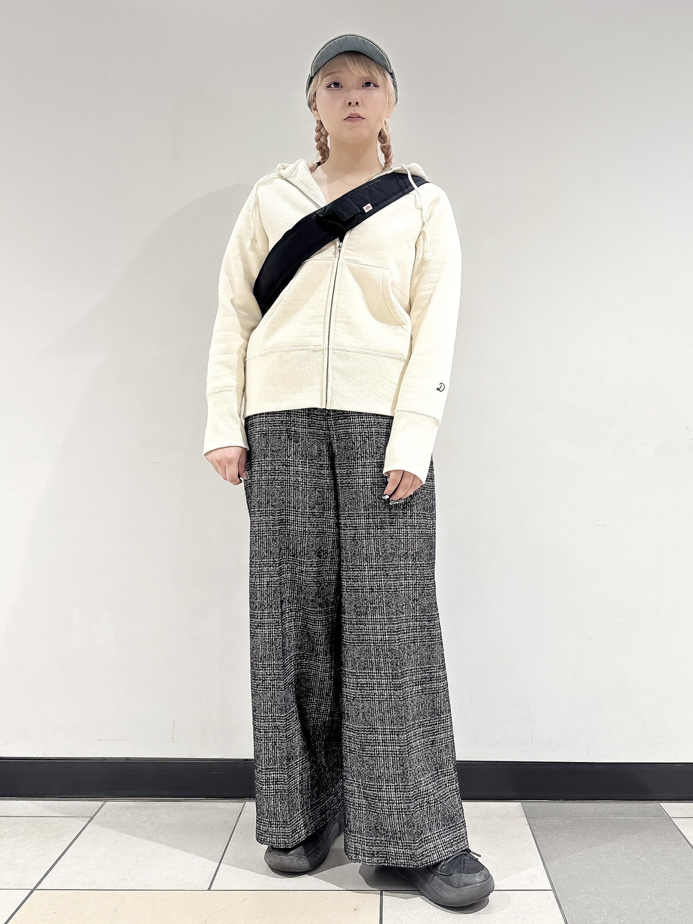 なかもとあきさんの「DRESSTERIOR｜デキシー吊裏毛ジップアップパーカ」を使ったコーディネート