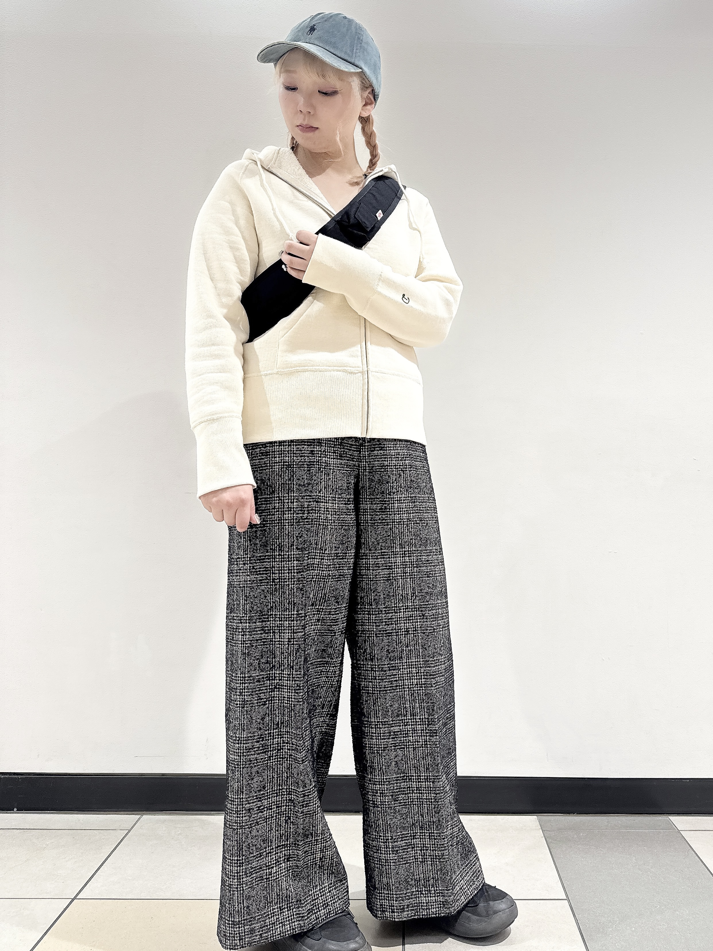なかもとあきさんの「DRESSTERIOR｜デキシー吊裏毛ジップアップパーカ」を使ったコーディネート
