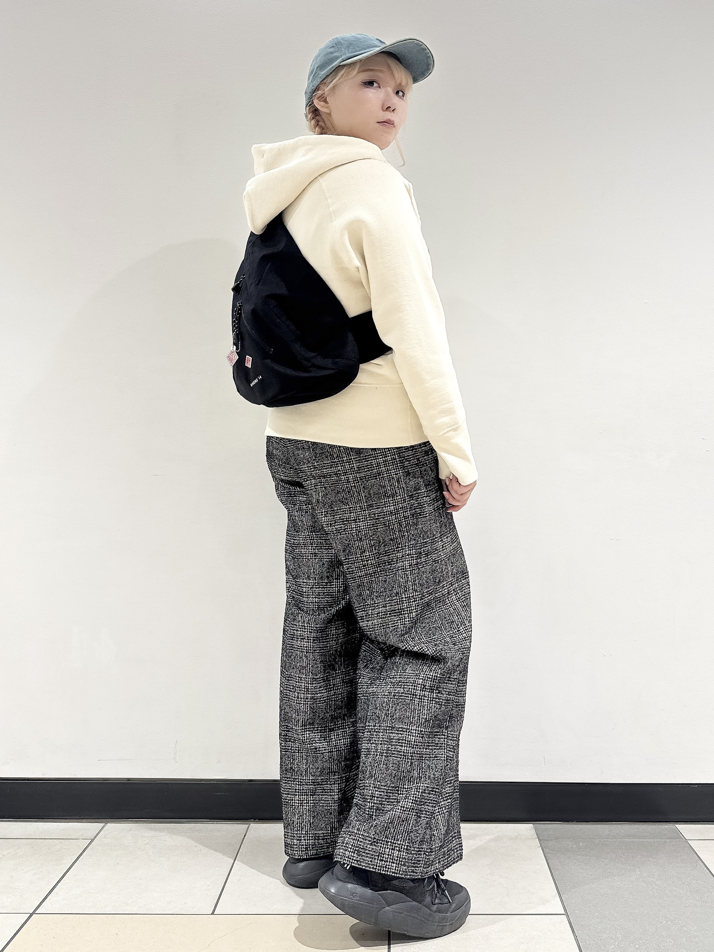 なかもとあきさんの「DRESSTERIOR｜デキシー吊裏毛ジップアップパーカ」を使ったコーディネート