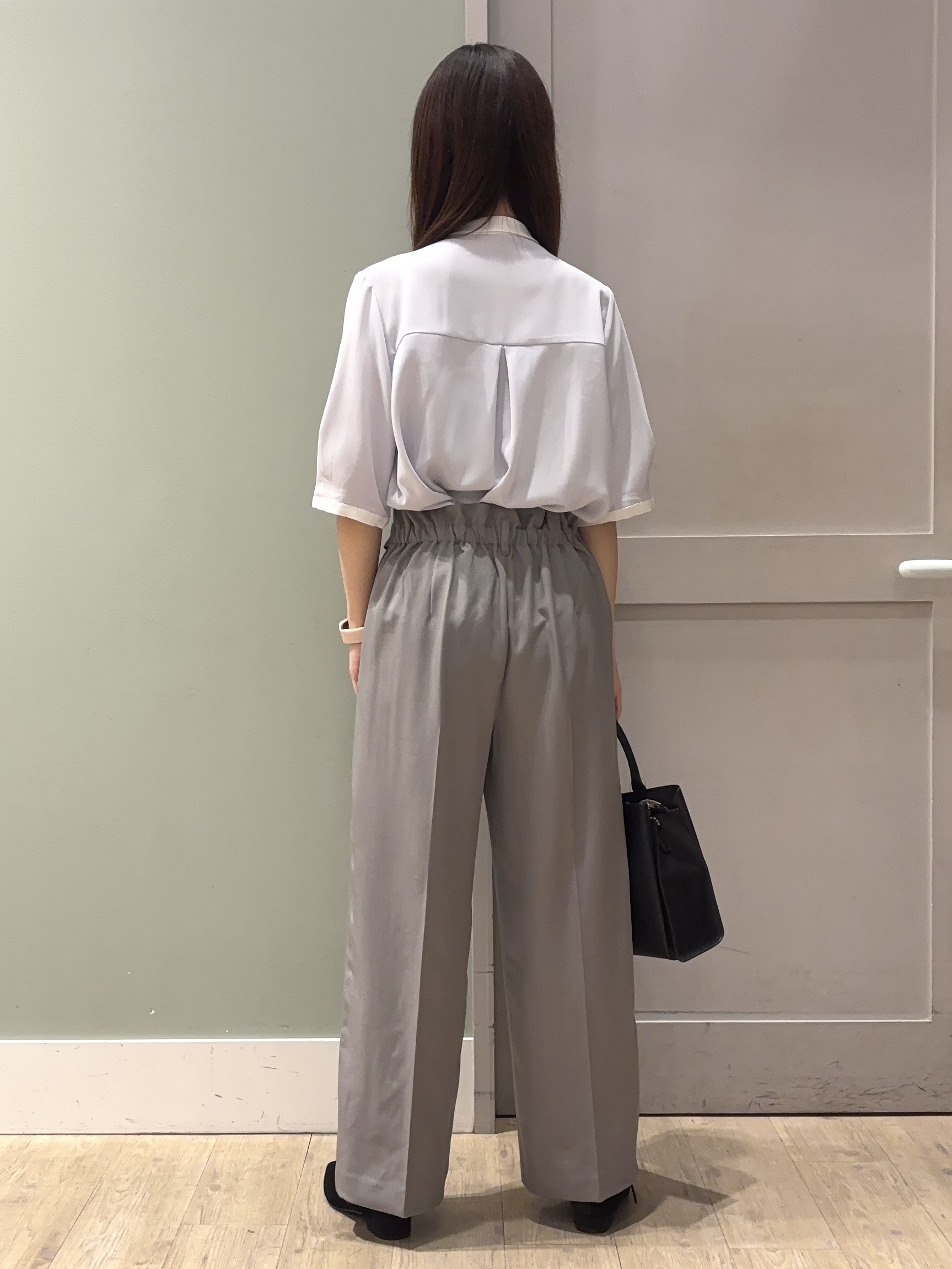 しばみさんの「grove｜【洗濯機OK/シワになりにくい】1枚で華やぐ配色ボウタイブラウス」を使ったコーディネート