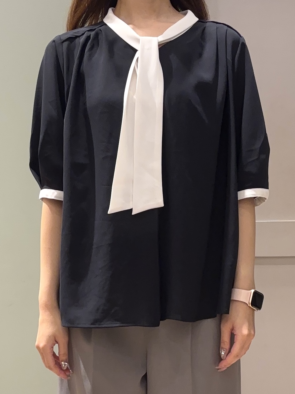 しばみさんの「grove｜【洗濯機OK/シワになりにくい】1枚で華やぐ配色ボウタイブラウス」を使ったコーディネート