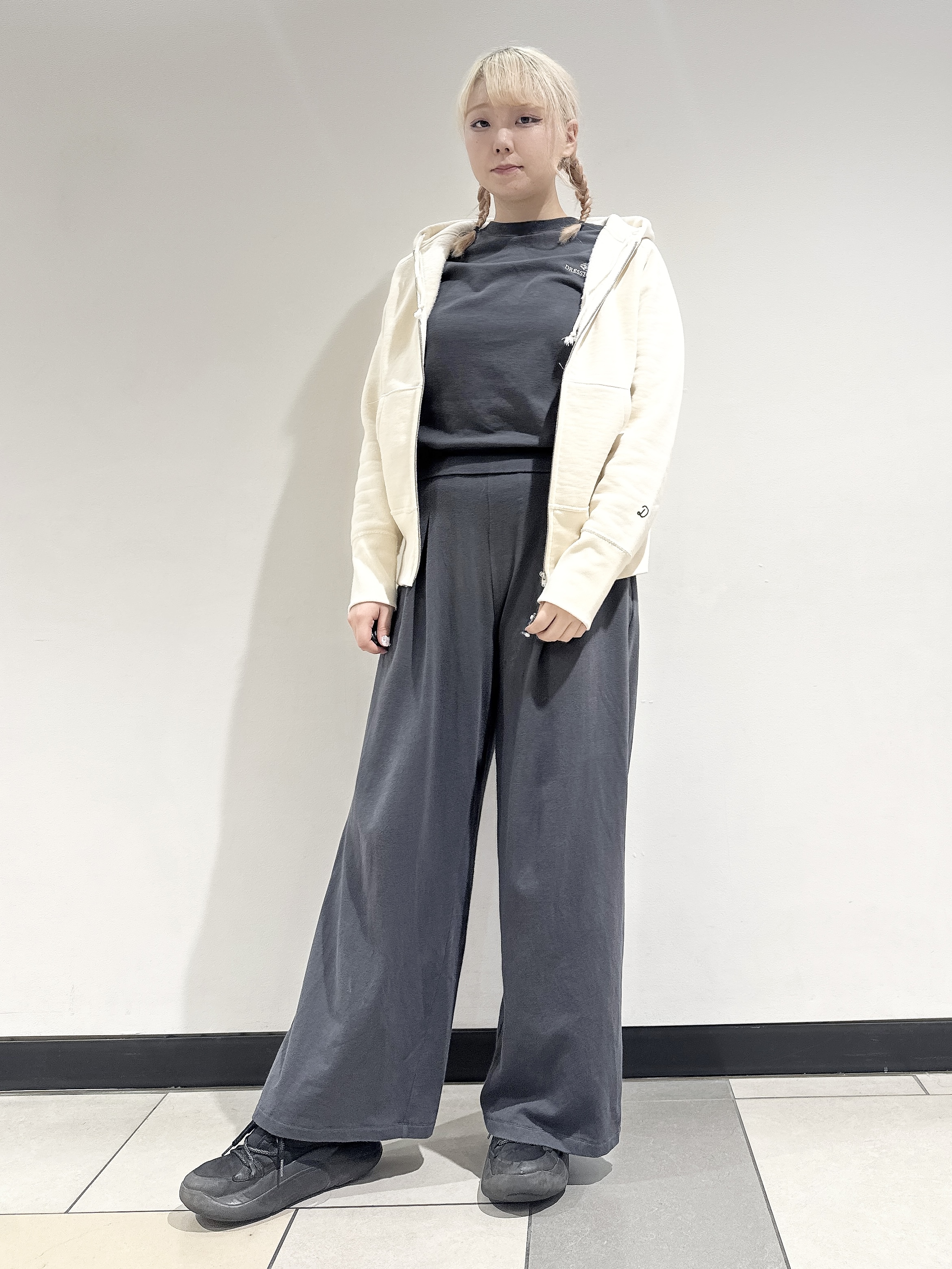 なかもとあきさんの「DRESSTERIOR｜デキシー吊裏毛ジップアップパーカ」を使ったコーディネート