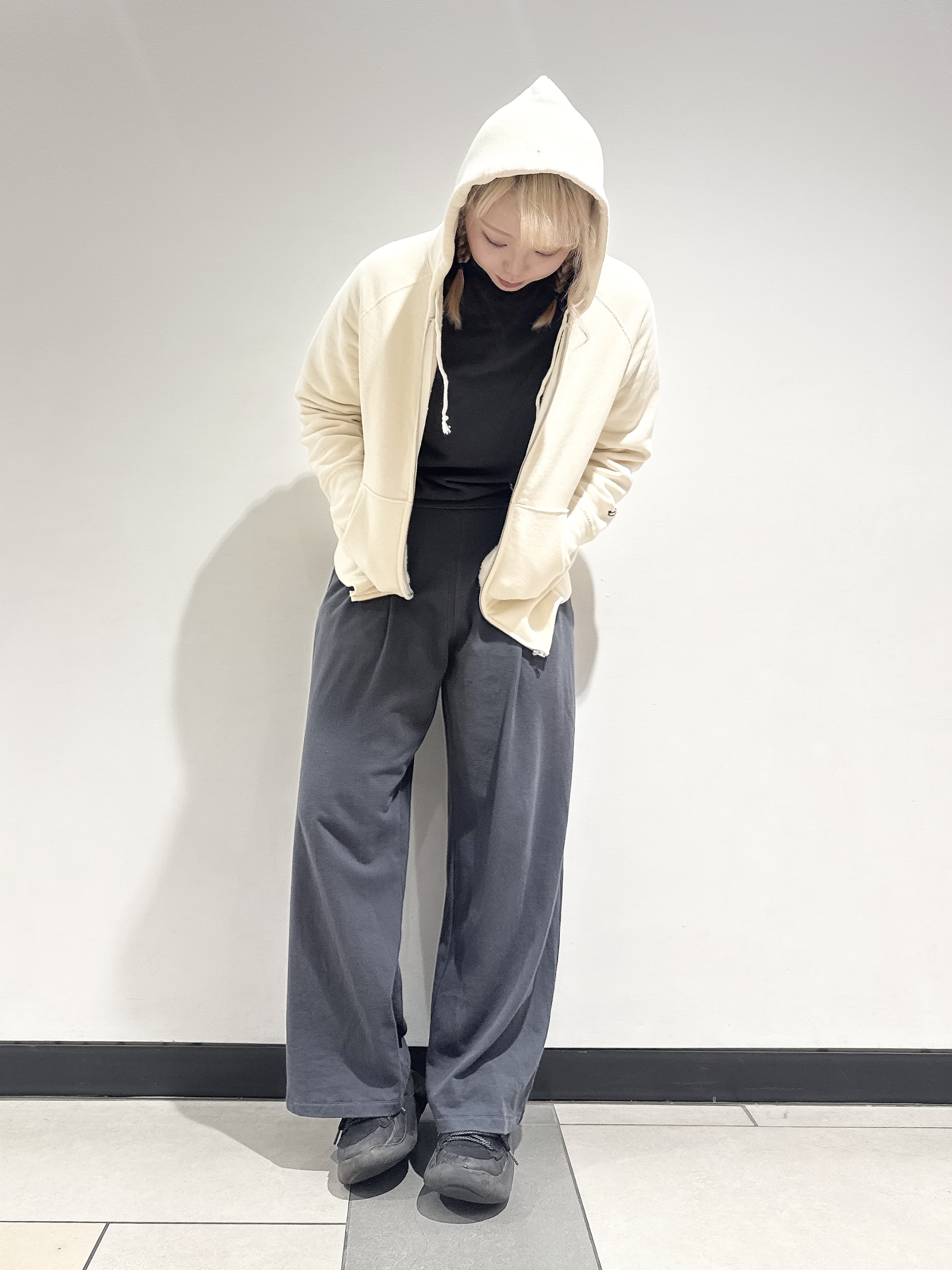 なかもとあきさんの「DRESSTERIOR｜デキシー吊裏毛ジップアップパーカ」を使ったコーディネート