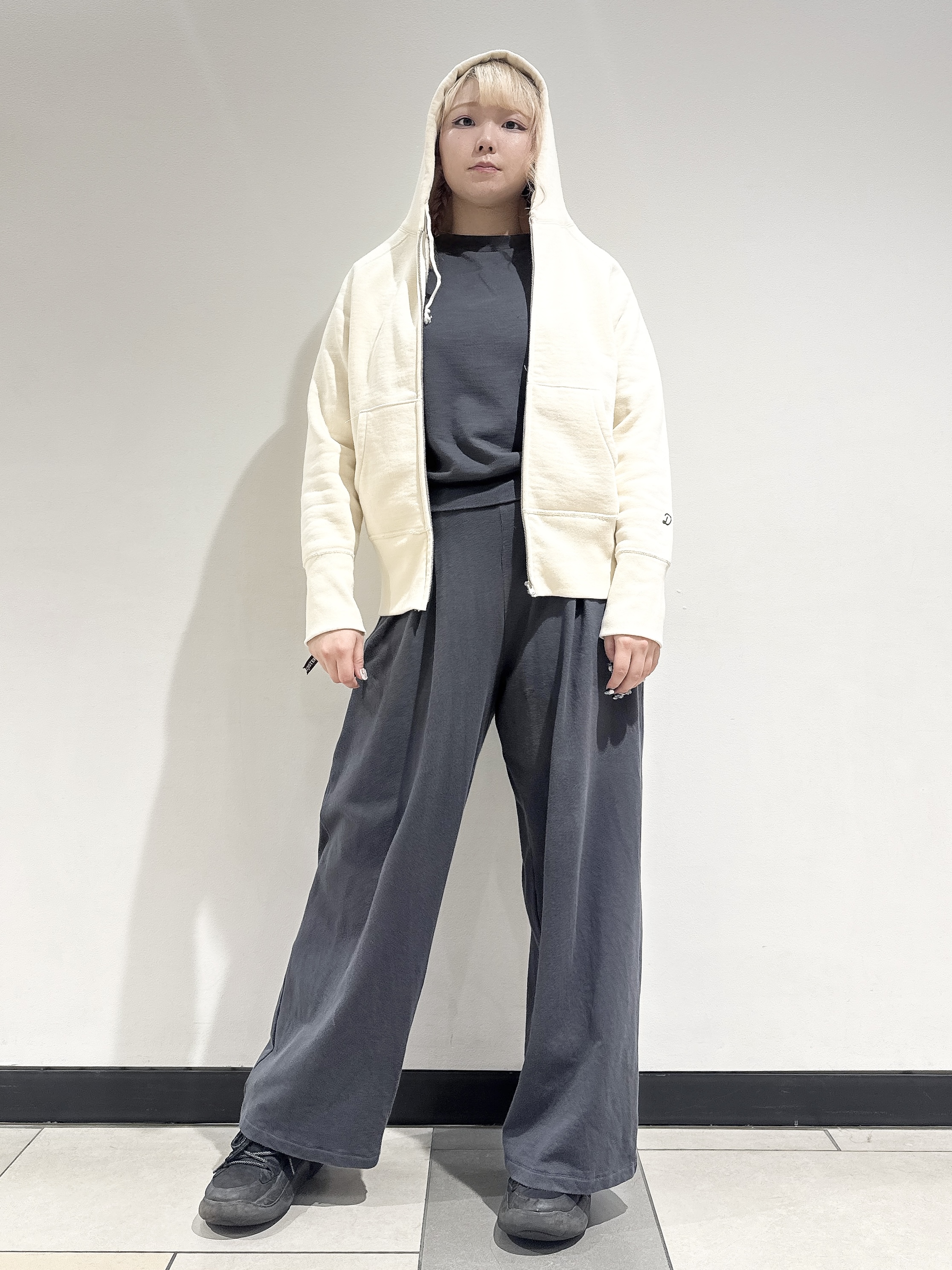 なかもとあきさんの「DRESSTERIOR｜デキシー吊裏毛ジップアップパーカ」を使ったコーディネート