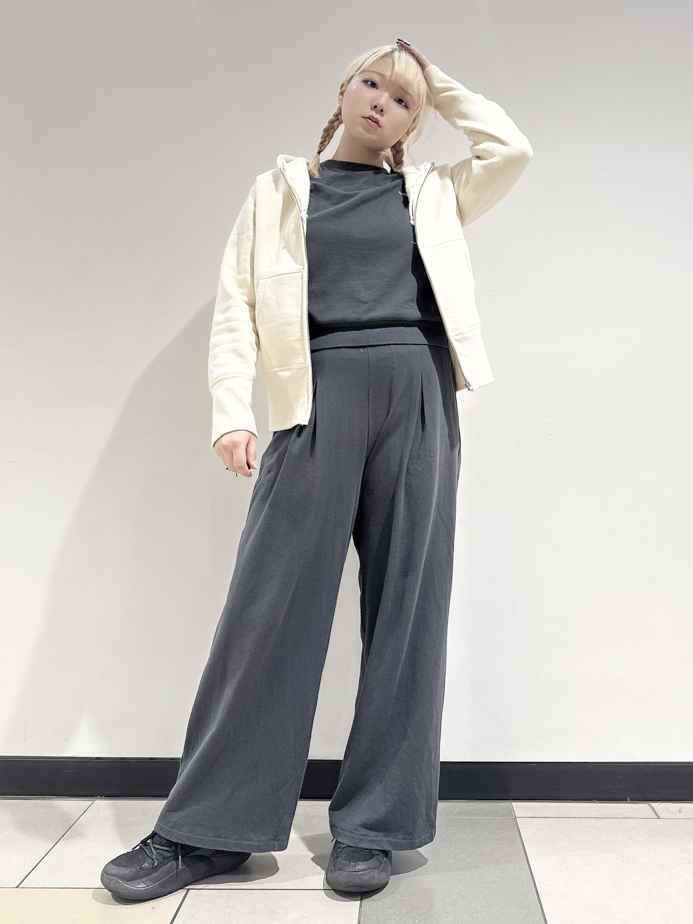 なかもとあきさんの「DRESSTERIOR｜デキシー吊裏毛ジップアップパーカ」を使ったコーディネート