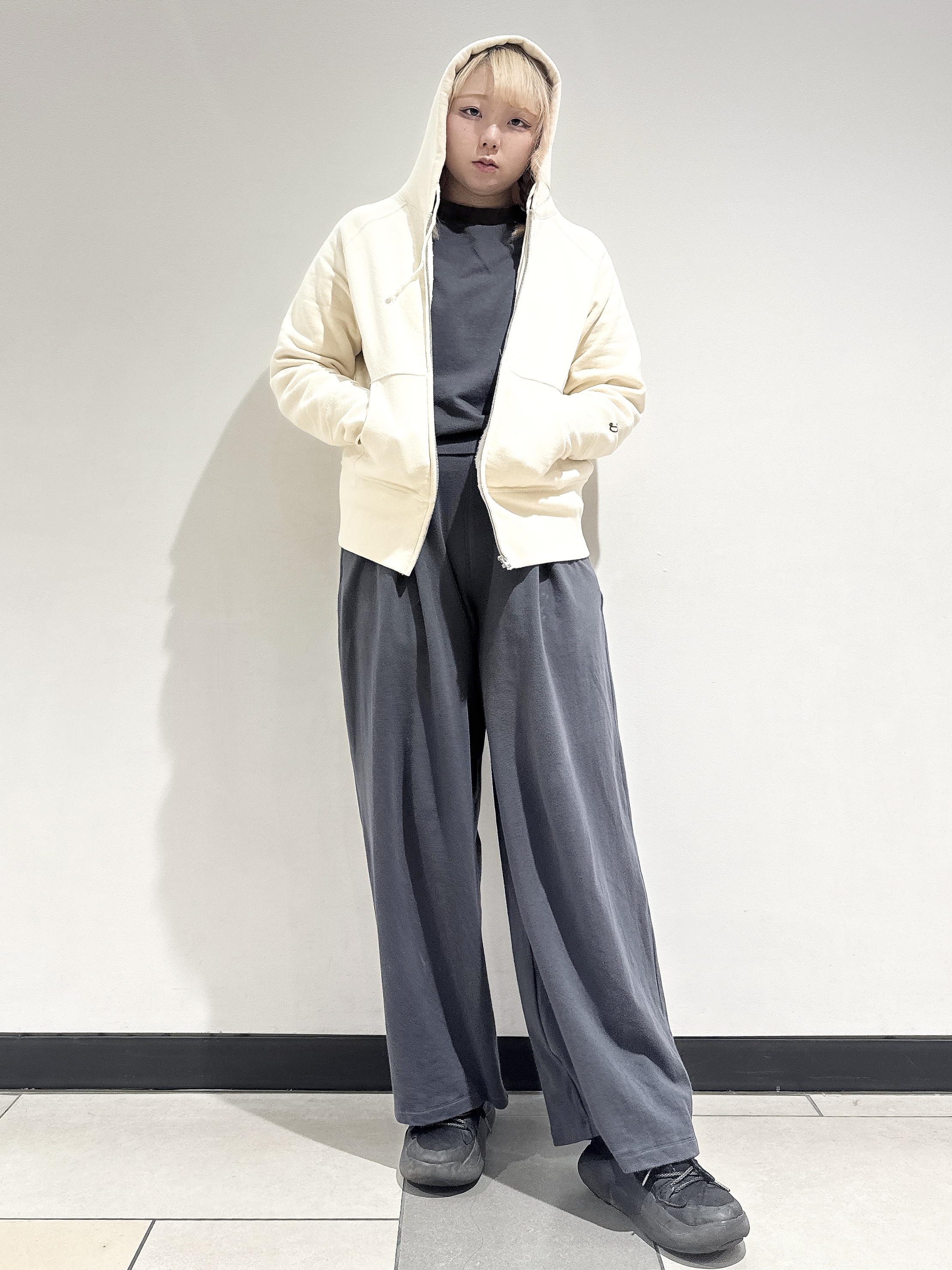 なかもとあきさんの「DRESSTERIOR｜デキシー吊裏毛ジップアップパーカ」を使ったコーディネート
