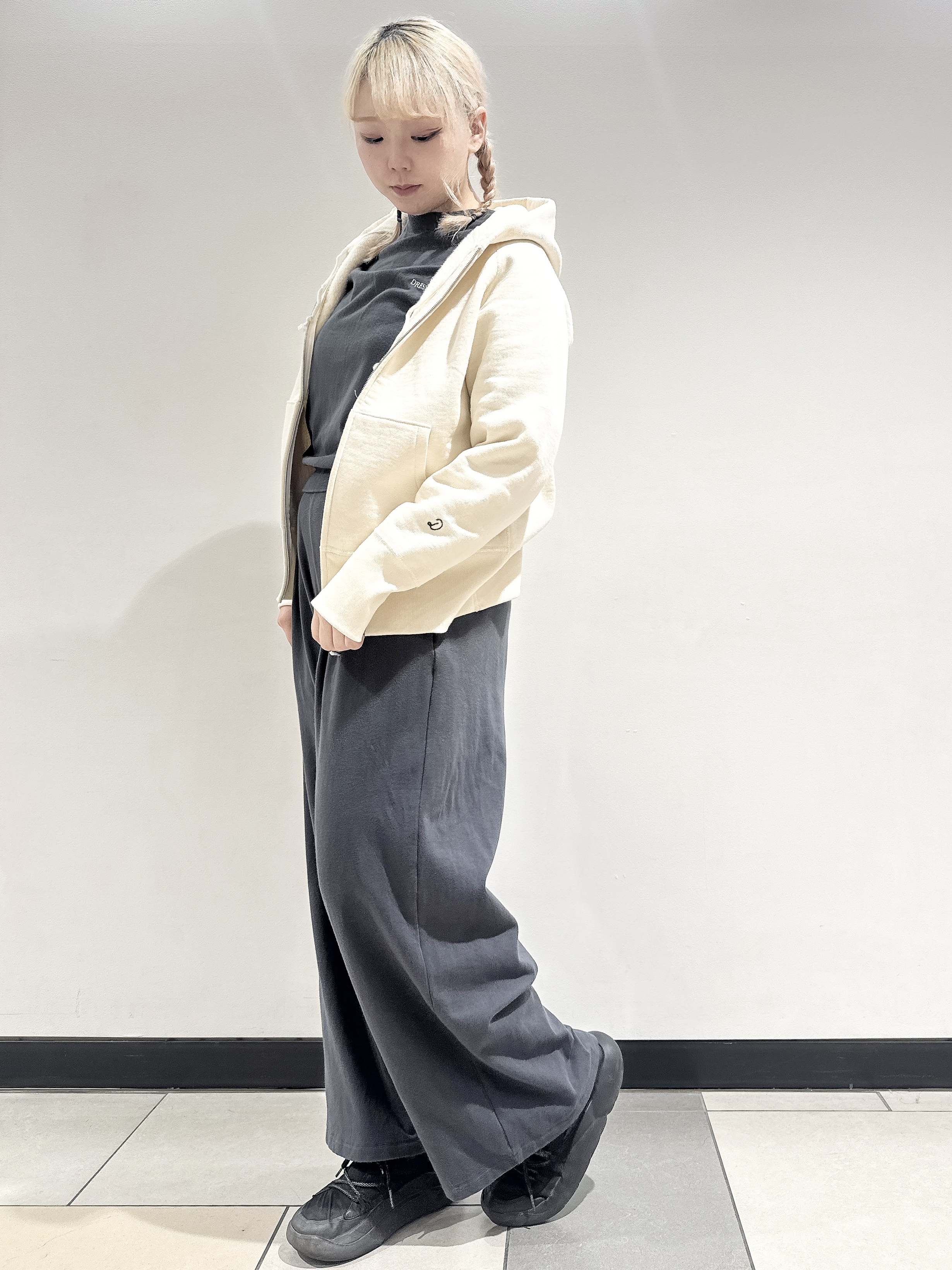 なかもとあきさんの「DRESSTERIOR｜デキシー吊裏毛ジップアップパーカ」を使ったコーディネート