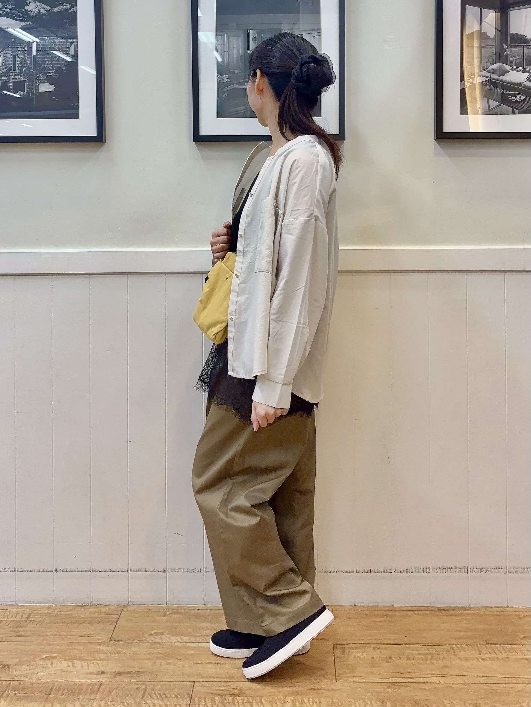 ゆうさんの「SHOO･LA･RUE｜【洗濯後しわになりにくい/S-LL】キーネック金ボタンポケットシャツ」を使ったコーディネート
