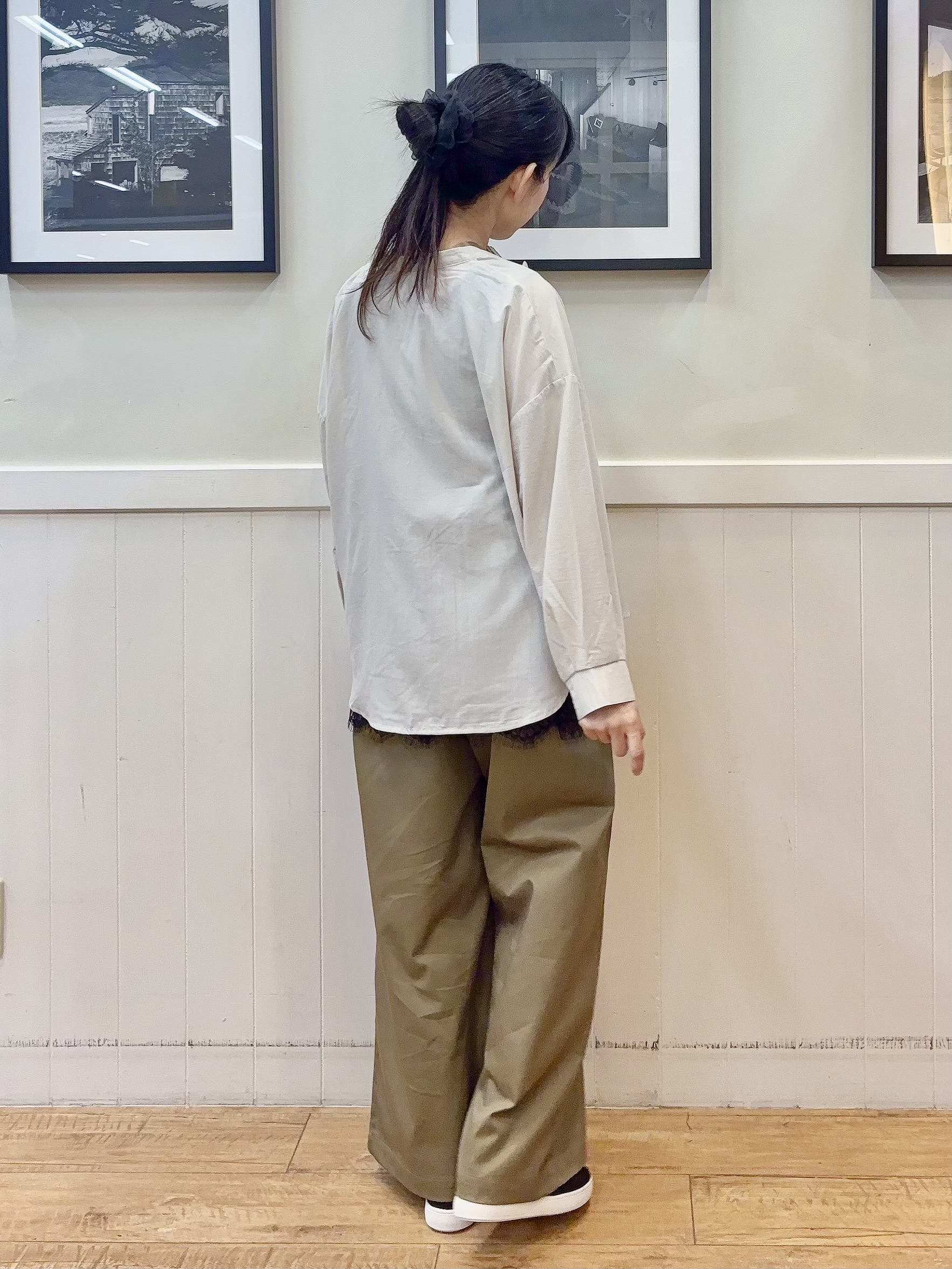 ゆうさんの「SHOO･LA･RUE｜【洗濯後しわになりにくい/S-LL】キーネック金ボタンポケットシャツ」を使ったコーディネート