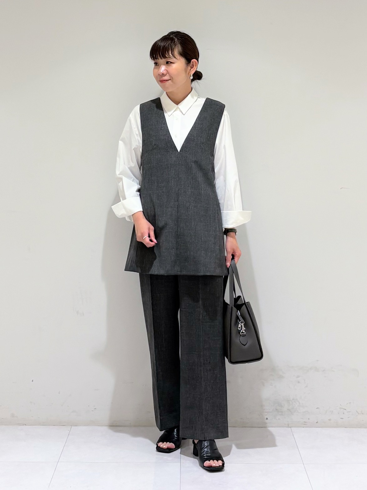 tsuyuさんの「INDIVI｜【合皮／ショルダー付】メタルデザイン ミドルバッグ」を使ったコーディネート