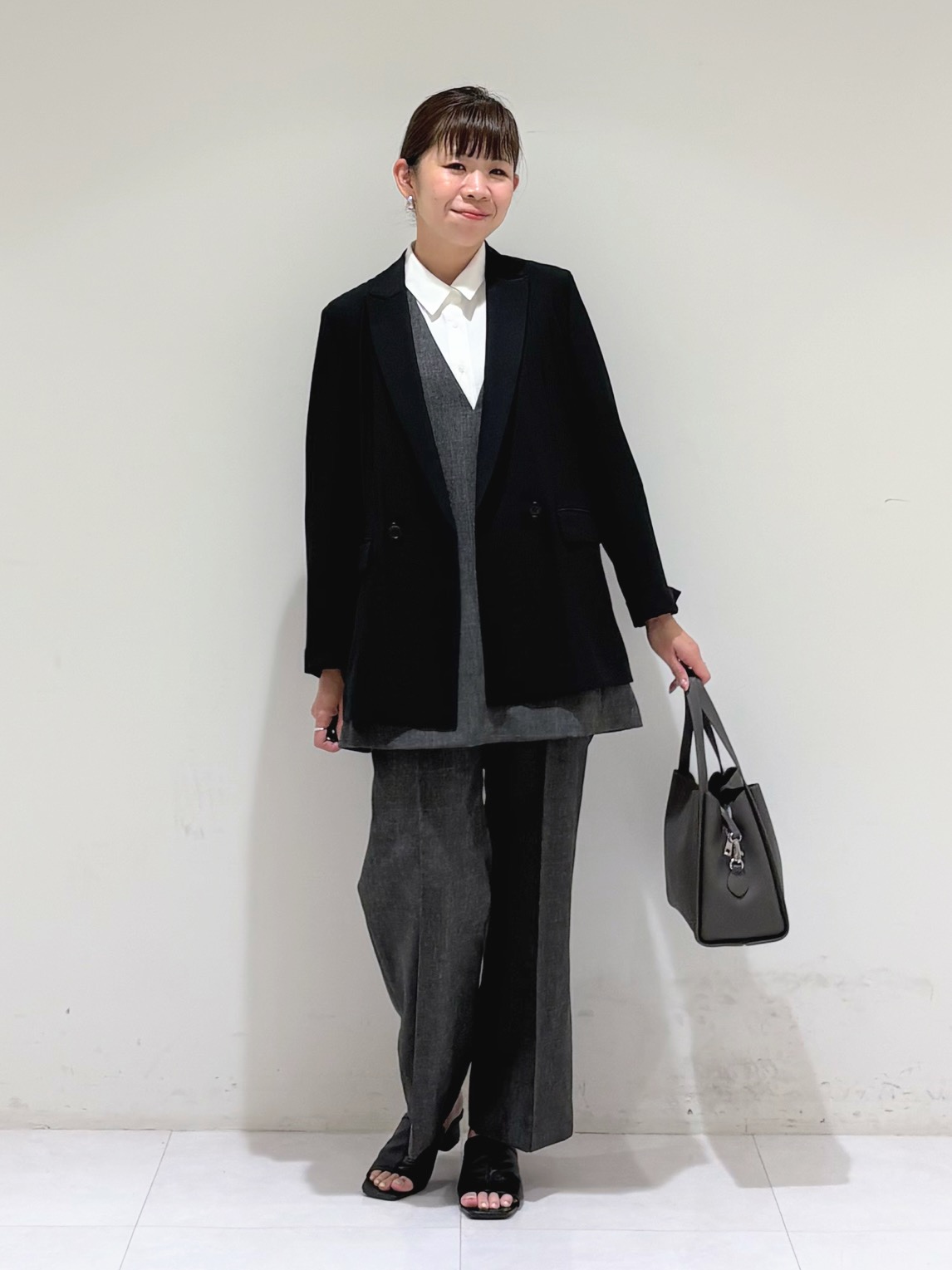 tsuyuさんの「INDIVI｜【合皮／ショルダー付】メタルデザイン ミドルバッグ」を使ったコーディネート