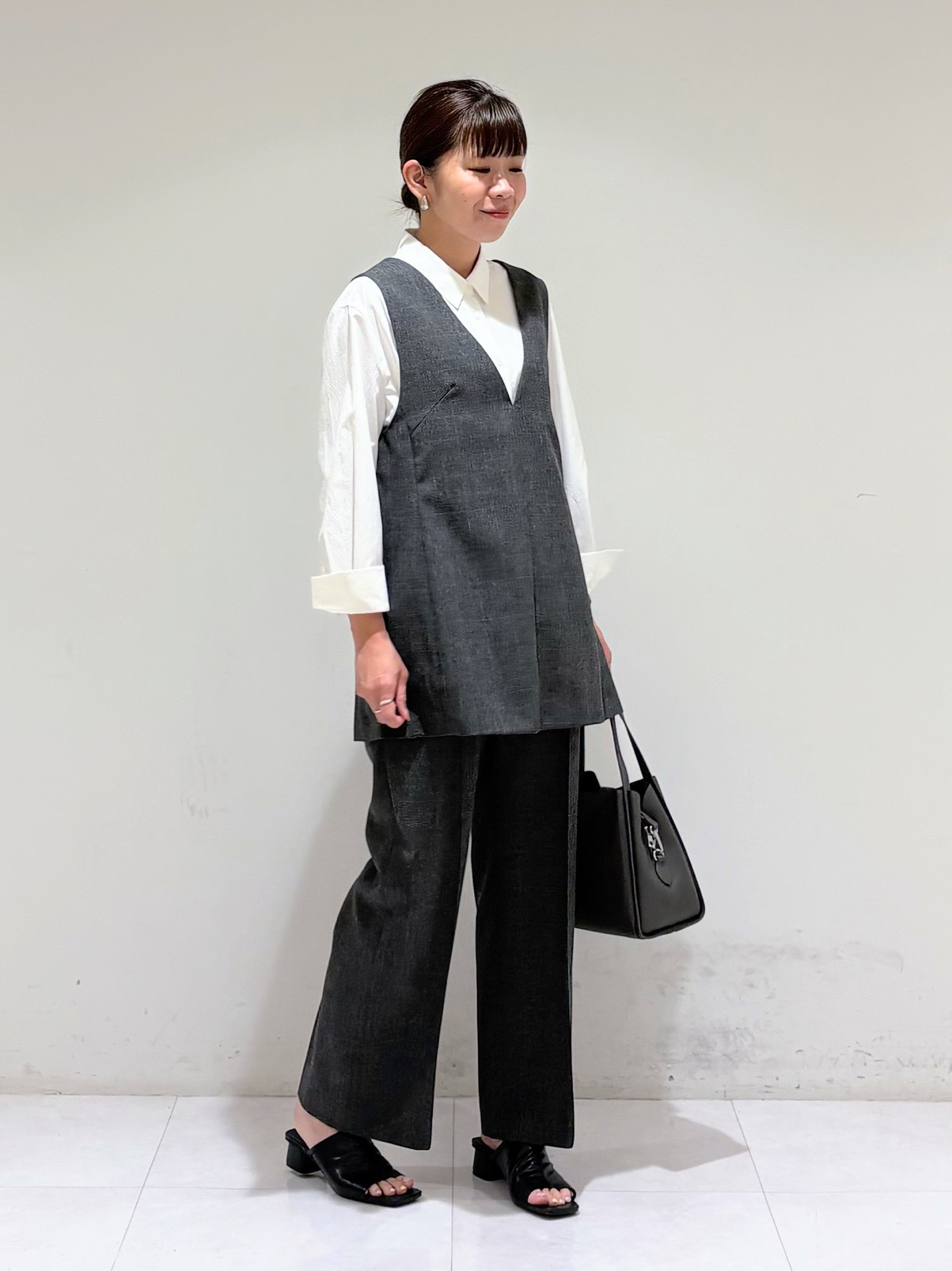 tsuyuさんの「INDIVI｜【合皮／ショルダー付】メタルデザイン ミドルバッグ」を使ったコーディネート