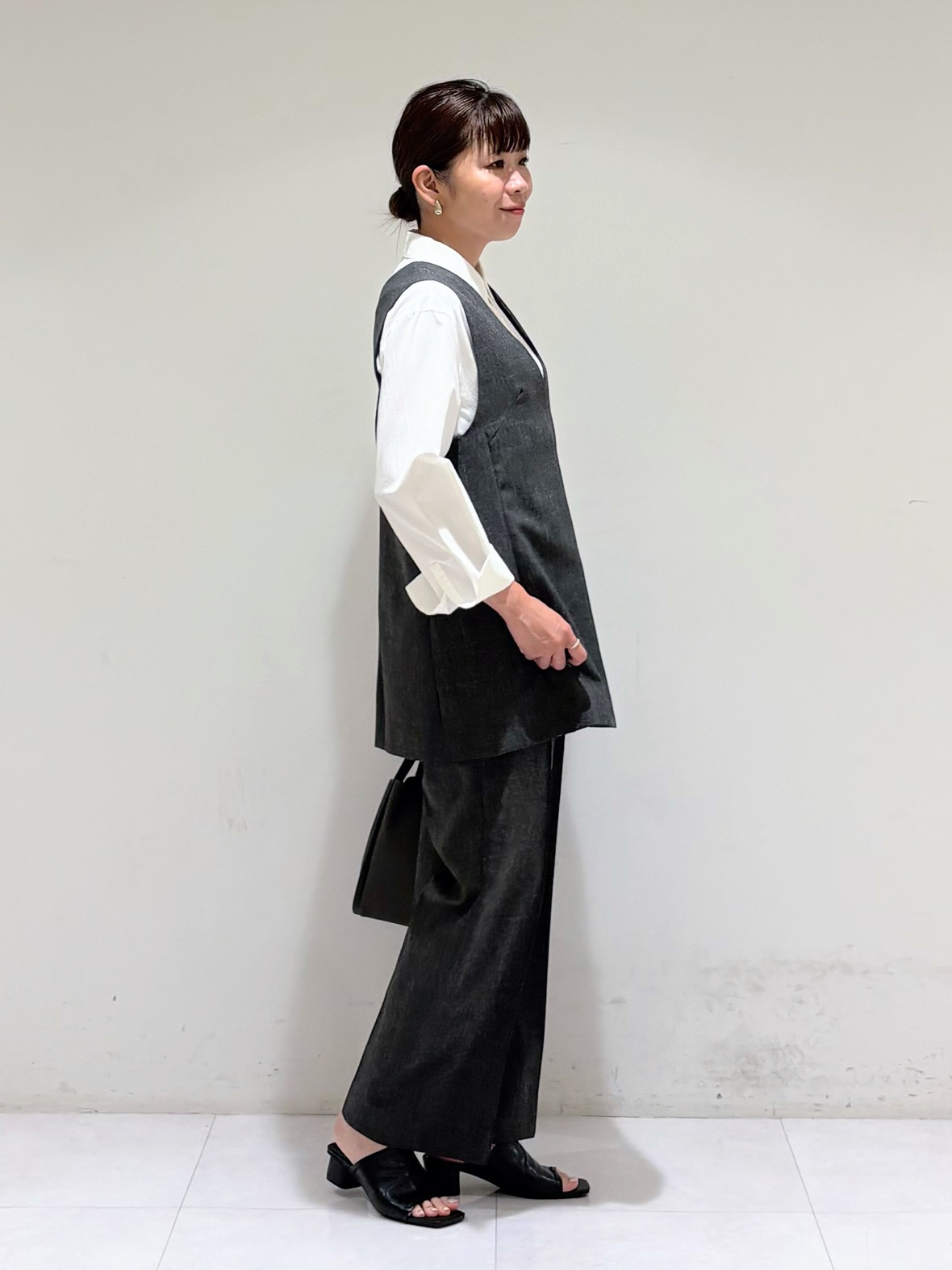 tsuyuさんの「INDIVI｜【合皮／ショルダー付】メタルデザイン ミドルバッグ」を使ったコーディネート