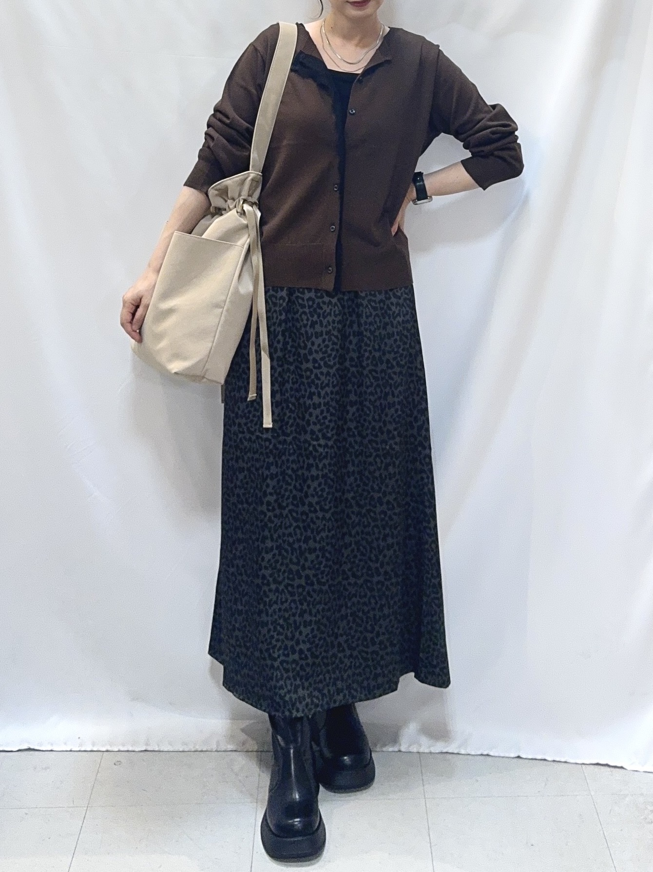 𝐇𝐢𝐫𝐨𝐦𝐢さんの「SHOO･LA･RUE｜【S-LL/洗濯機可】フロントが目を引く 大人レースカーディガン」を使ったコーディネート