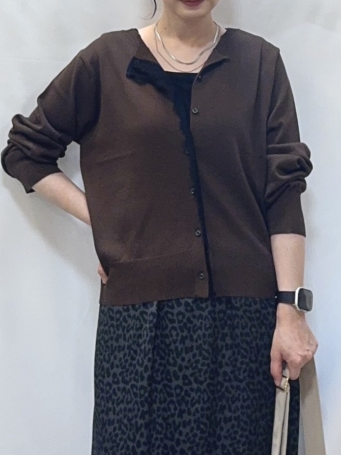 𝐇𝐢𝐫𝐨𝐦𝐢さんの「SHOO･LA･RUE｜【S-LL/洗濯機可】フロントが目を引く 大人レースカーディガン」を使ったコーディネート