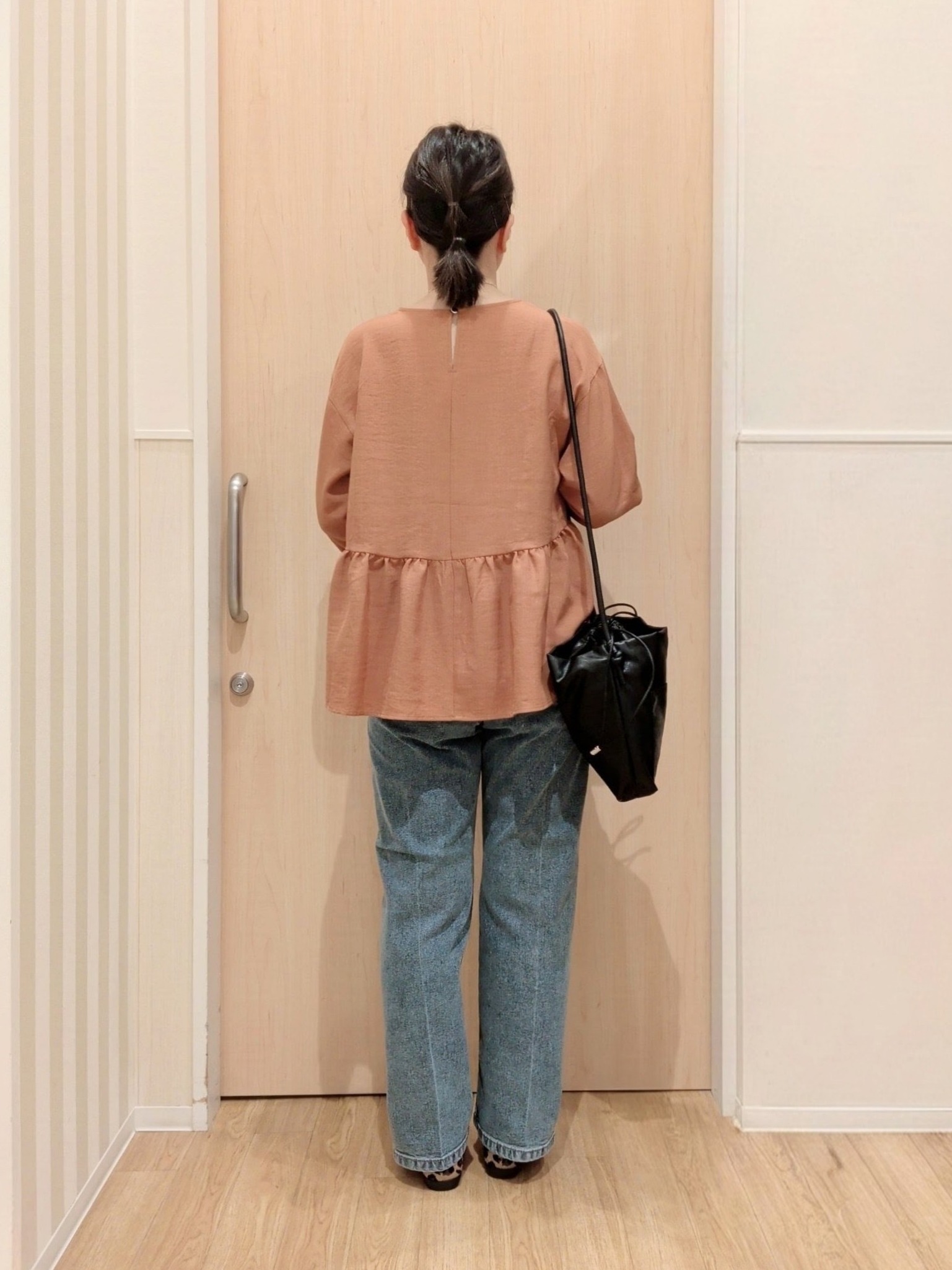 あさんの「SHOO･LA･RUE｜【S-LL/洗濯機可/体型カバー】サイドギャザーで後ろも魅せる 7分袖ペプラムブラウス」を使ったコーディネート