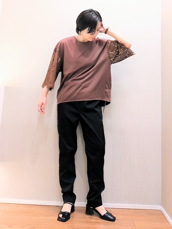 ミズタさんの「UNTITLED｜【秋映え/甘めTシャツ】袖レースプルオーバー」を使ったコーディネート