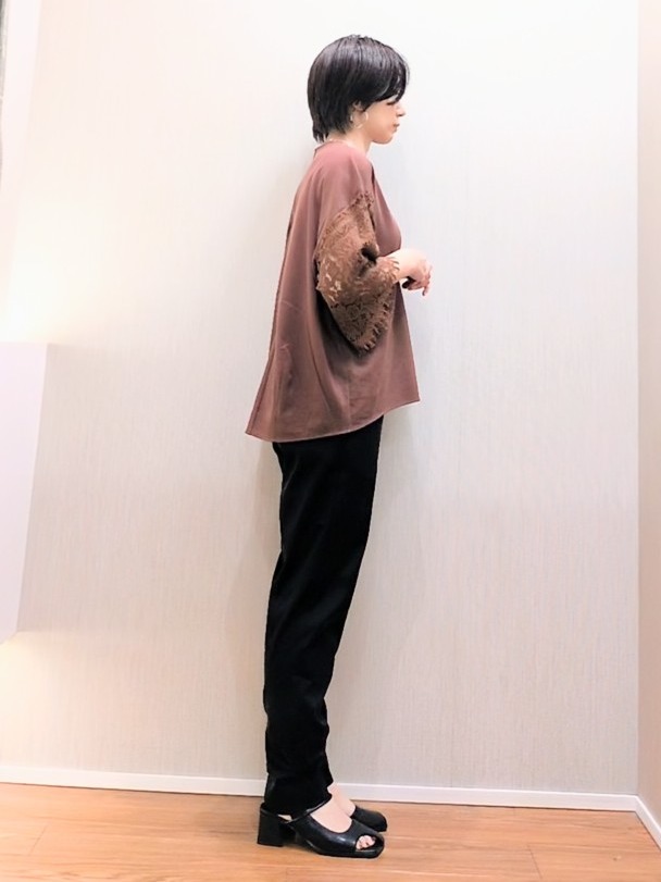 ミズタさんの「UNTITLED｜【秋映え/甘めTシャツ】袖レースプルオーバー」を使ったコーディネート