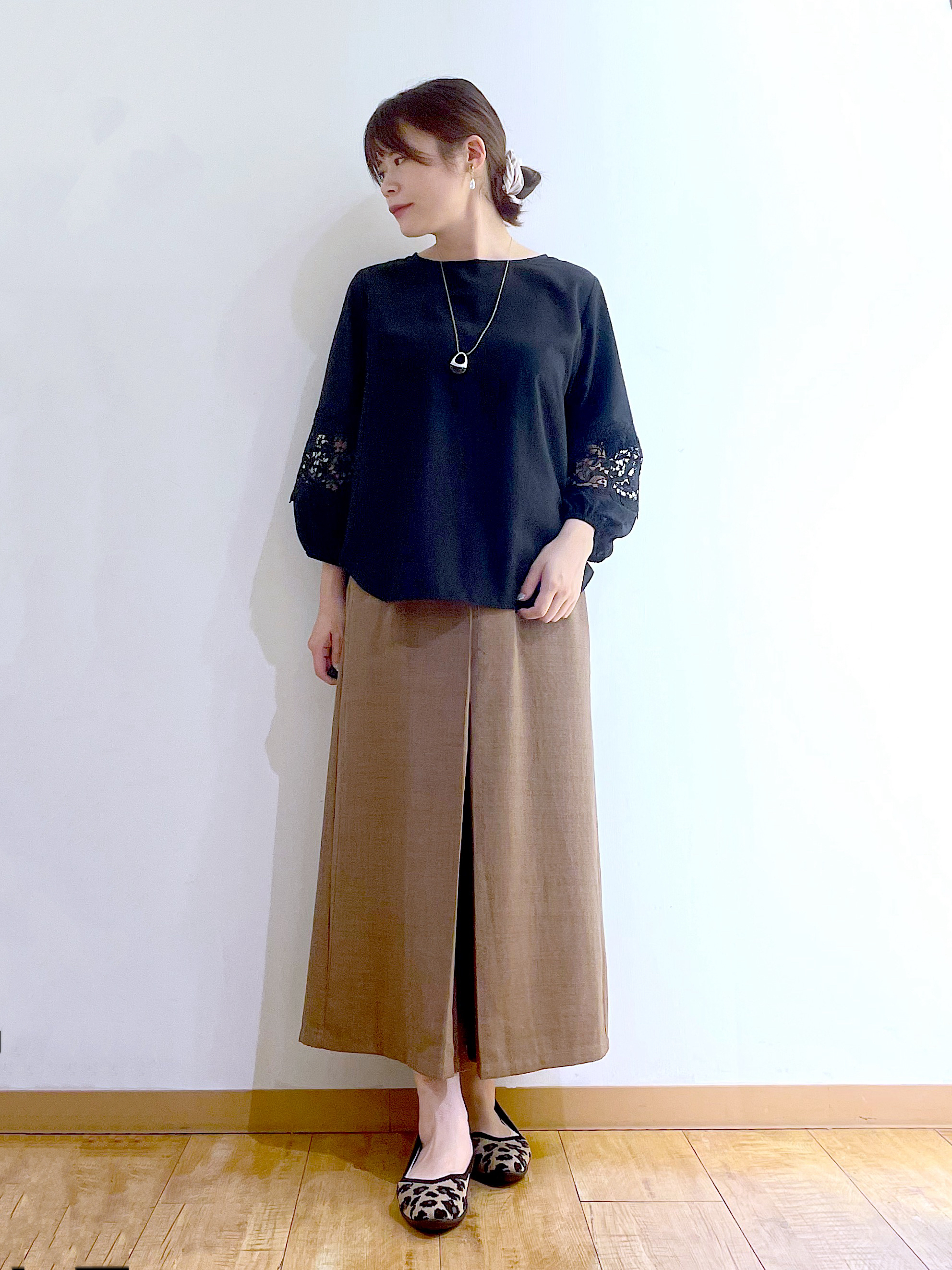 かのさんの「SHOO･LA･RUE｜【洗濯機可/S-LL/洗濯後しわになりにくい】刺繍レースで高見え インせず決まる主役ブラウス」を使ったコーディネート
