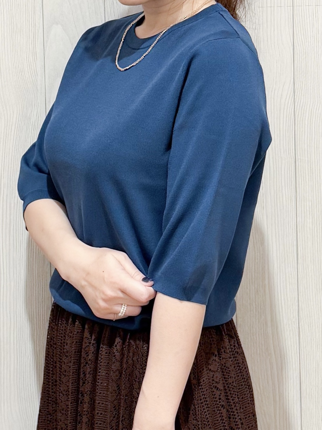 愛さんの「SHOO･LA･RUE｜【ガンガン洗える/ひんやり/UV/毛玉になりにくい】二の腕見せない 5分袖ニット」を使ったコーディネート
