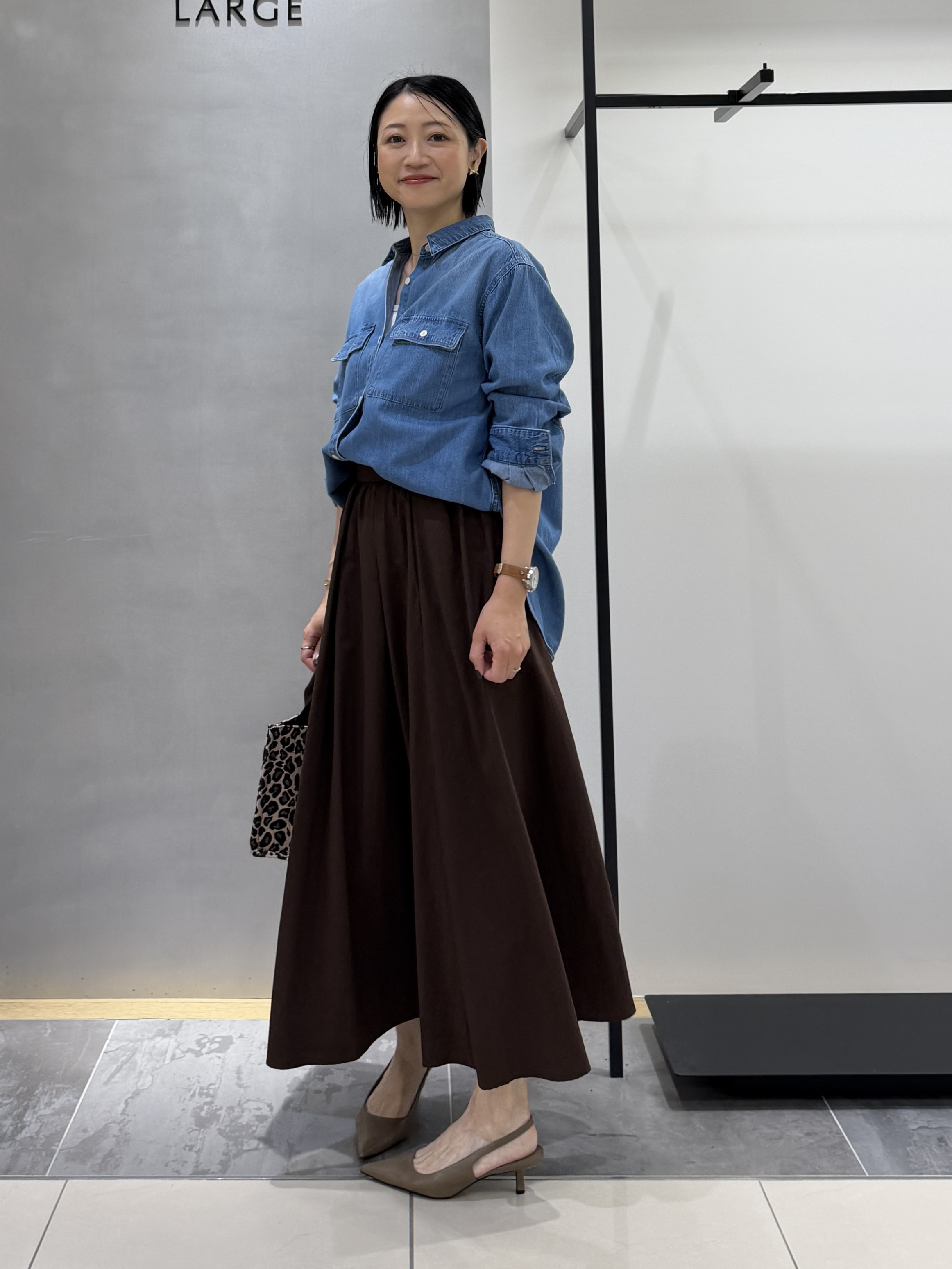 shihoさんの「INDIVI｜【洗える／体型カバー】ライトデニム ワークシャツ」を使ったコーディネート