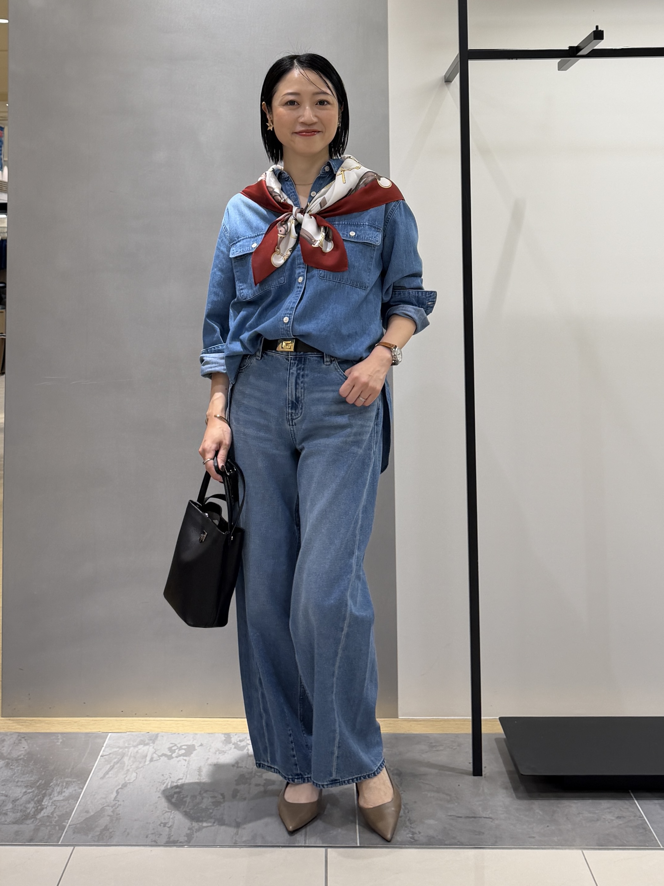 shihoさんの「INDIVI｜【洗える／体型カバー】ライトデニム ワークシャツ」を使ったコーディネート
