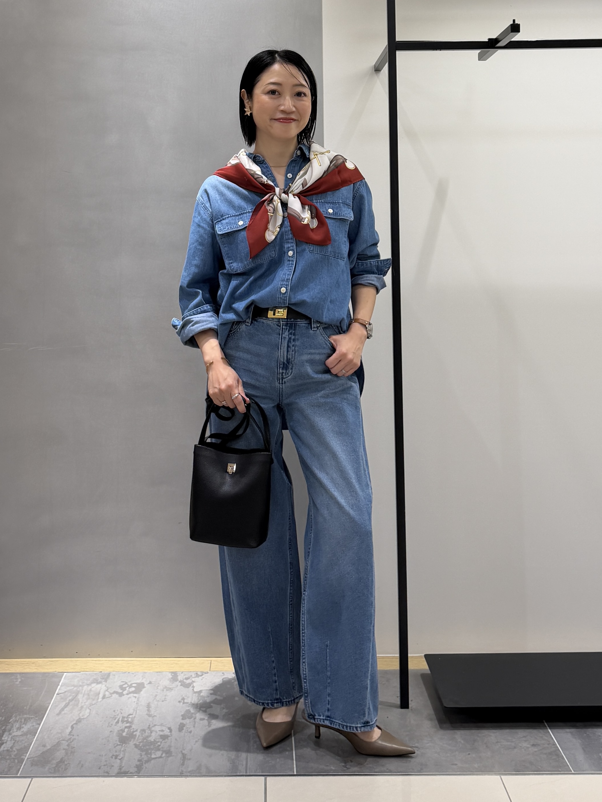 shihoさんの「INDIVI｜【洗える／体型カバー】ライトデニム ワークシャツ」を使ったコーディネート