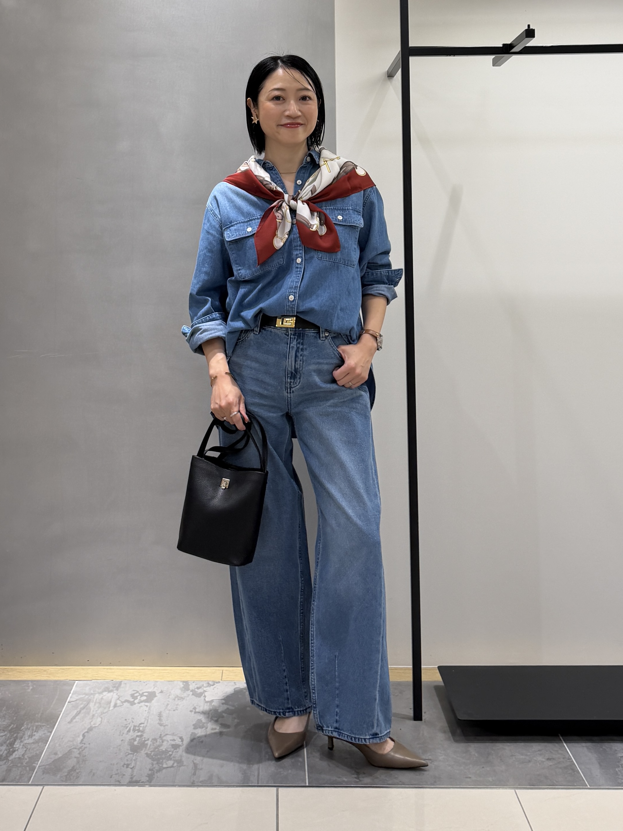 shihoさんの「INDIVI｜【洗える／体型カバー】ライトデニム ワークシャツ」を使ったコーディネート