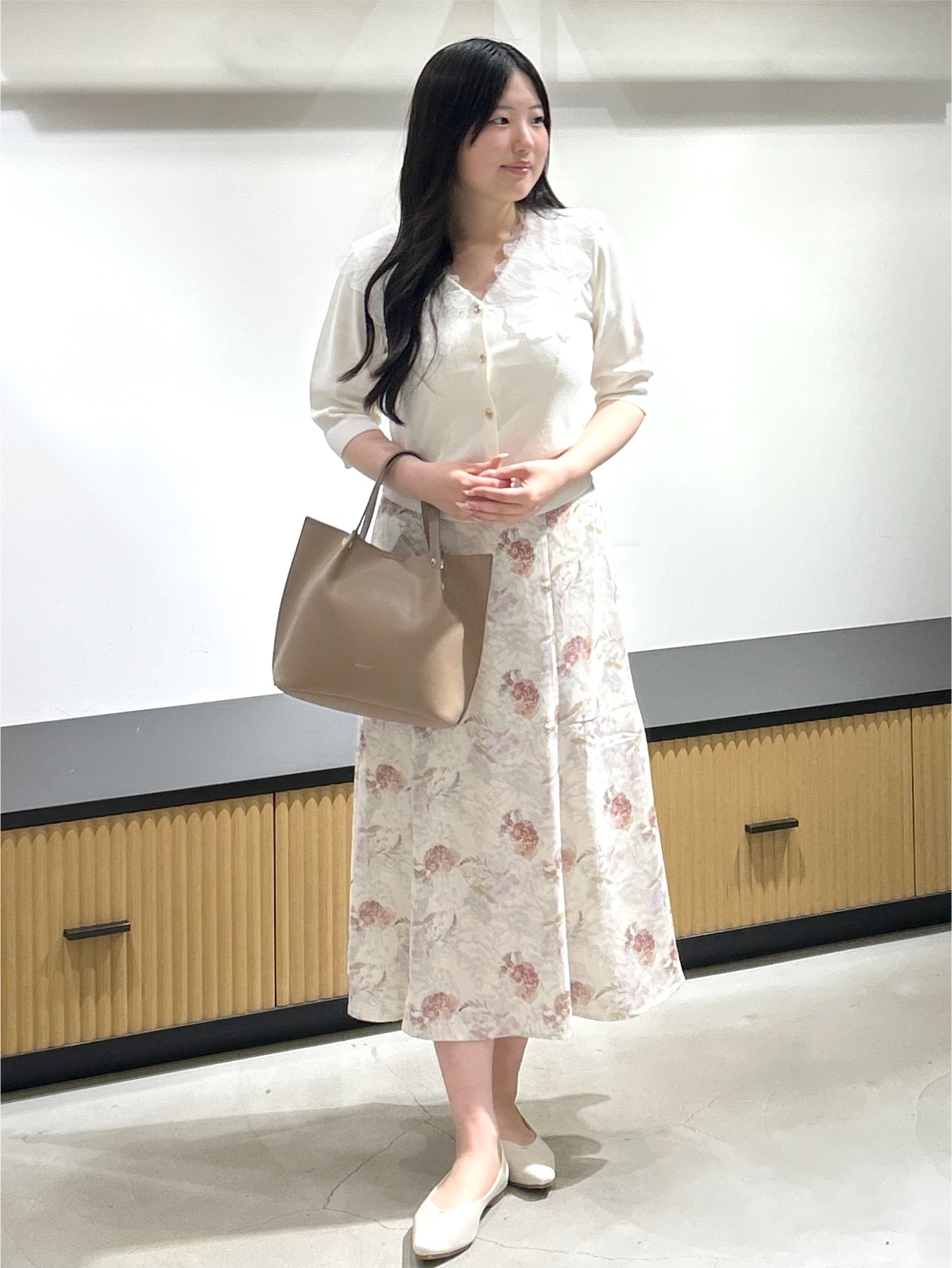 sayaさんの「OPAQUE.CLIP｜【UVケア】エンブロイダリーレースVネックカーディガン《洗濯機OK》」を使ったコーディネート