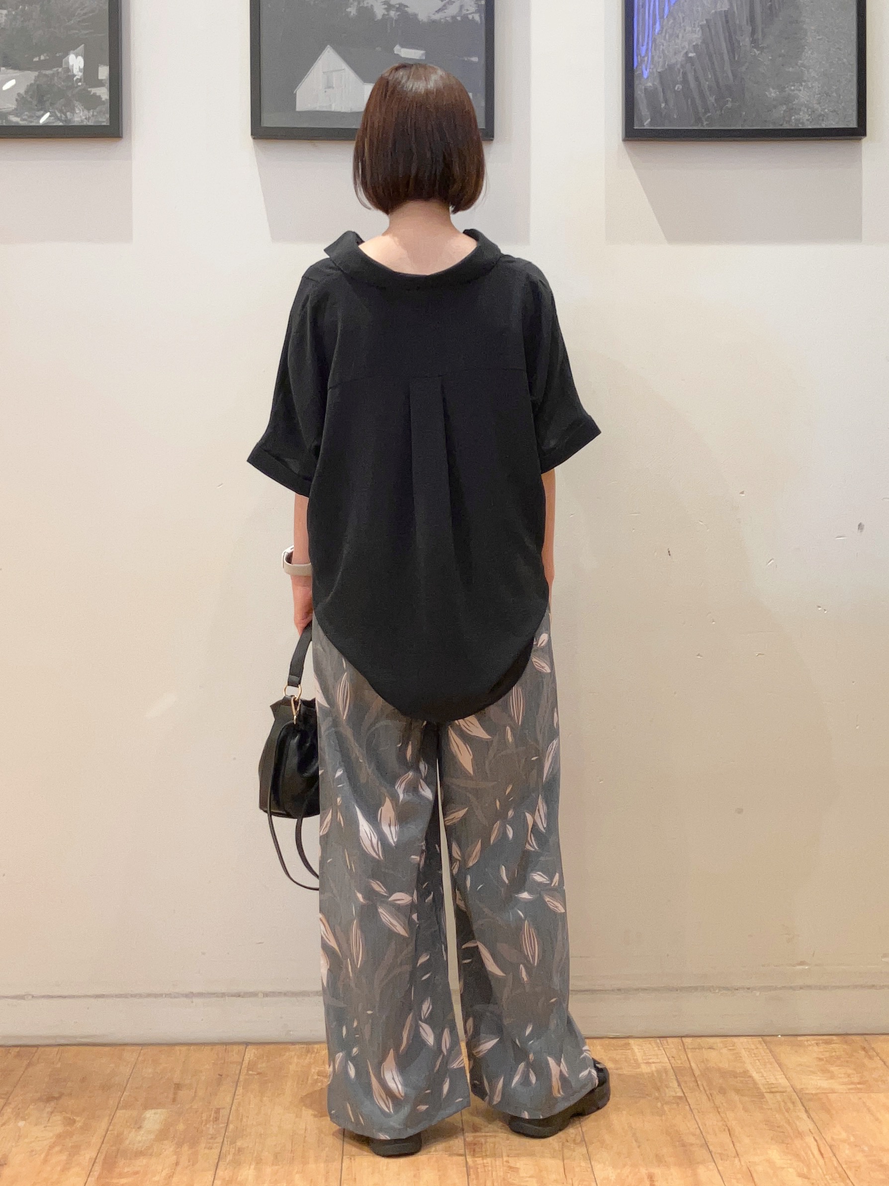 momoharuさんの「SHOO･LA･RUE｜【ひんやり/洗濯後しわになりにくい/体型カバー】二の腕も隠せる　お袖ロールアップ半袖シャツ」を使ったコーディネート