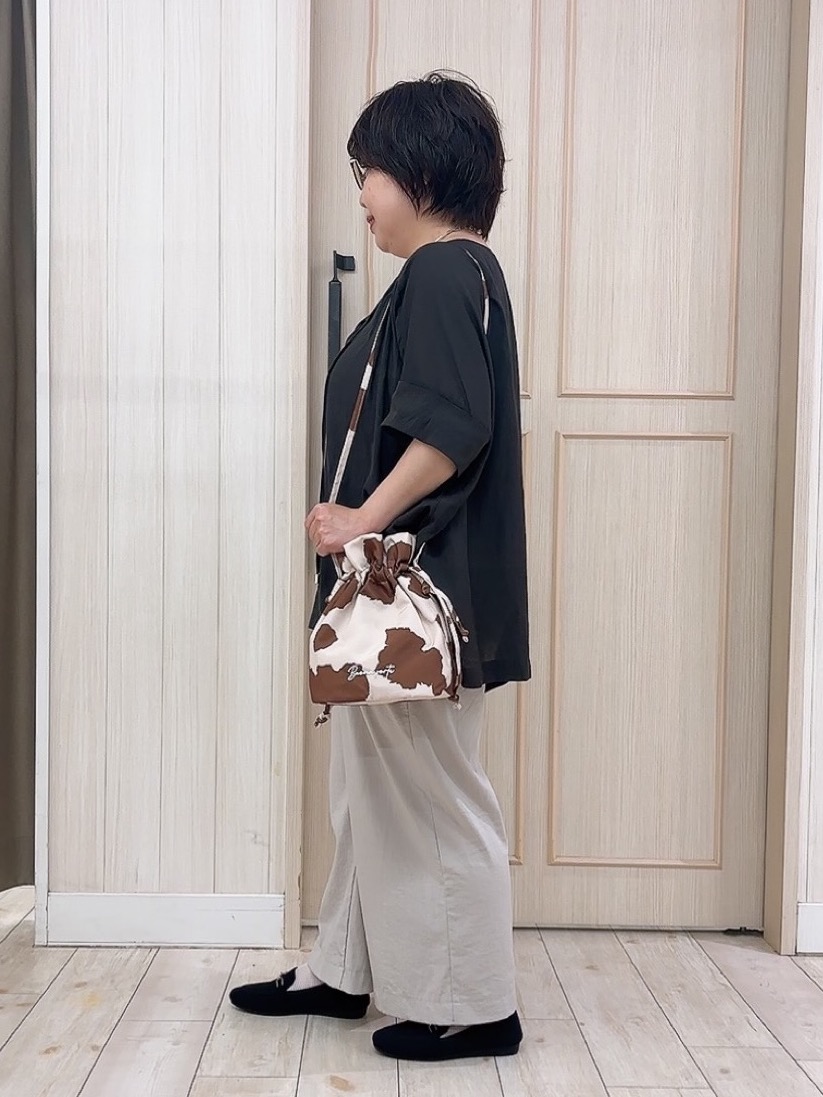 えりっこさんの「SHOO･LA･RUE｜【2点セット/洗濯機可】大人の抜け感 リボン付きポンチョ風ブラウス＆タンクトップ」を使ったコーディネート