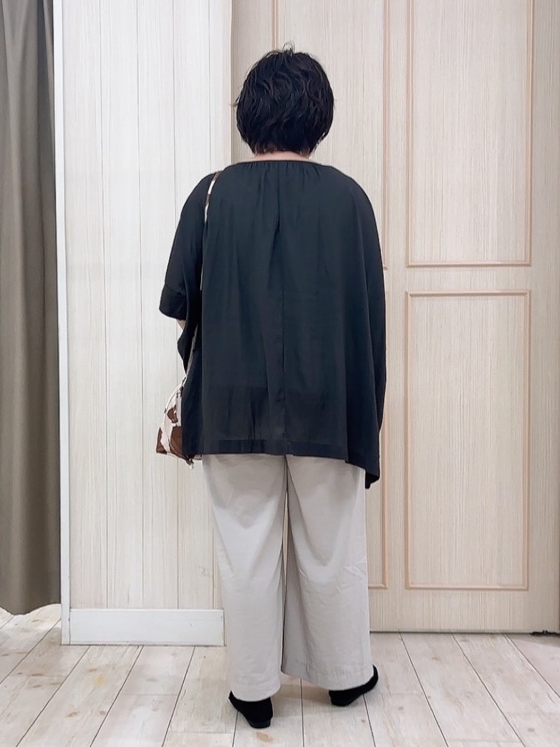 えりっこさんの「SHOO･LA･RUE｜【2点セット/洗濯機可】大人の抜け感 リボン付きポンチョ風ブラウス＆タンクトップ」を使ったコーディネート