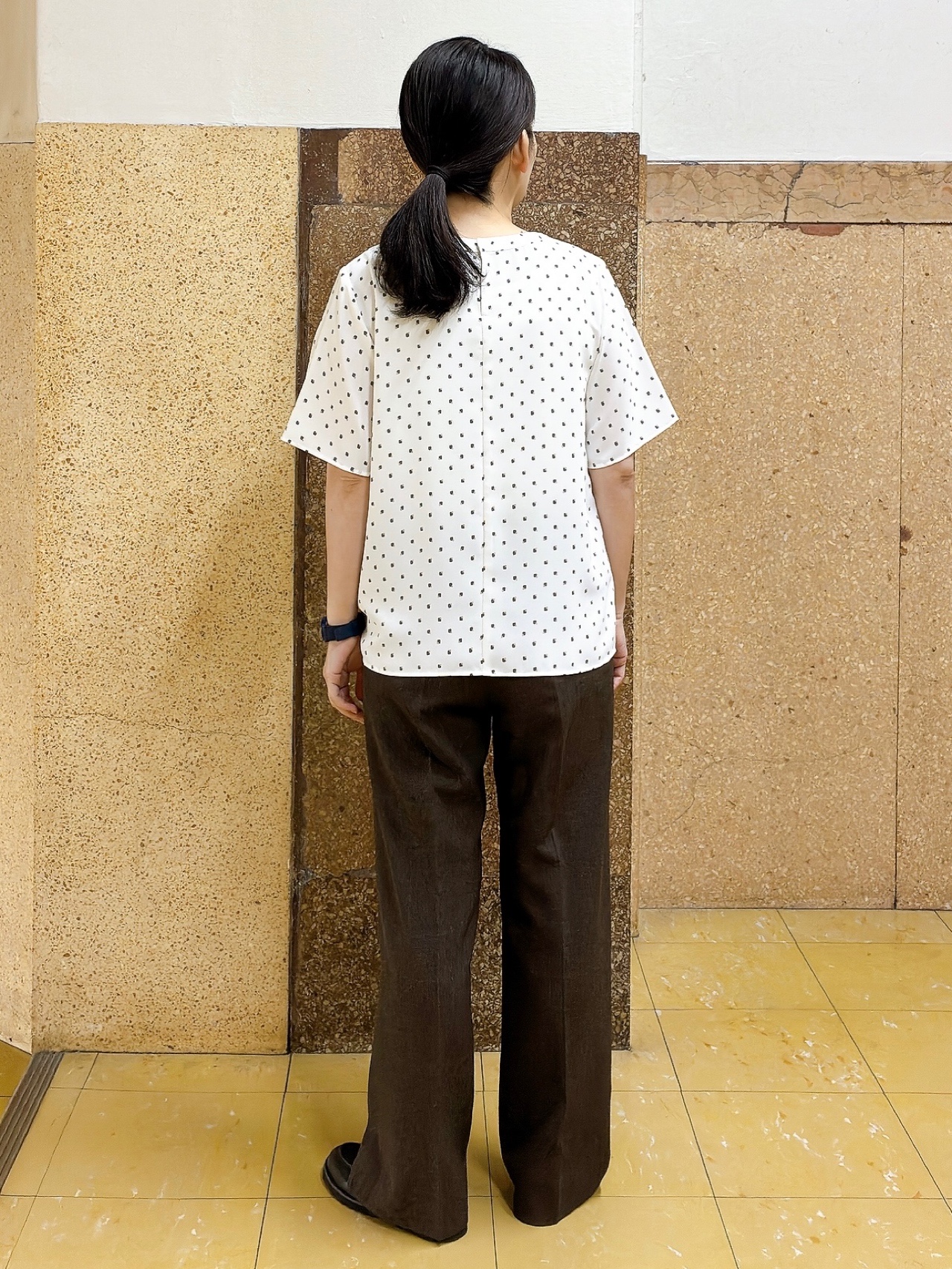 hattoriさんの「INDIVI｜【接触冷感／UVケア】ボウタイ風 幾何学柄ブラウス」を使ったコーディネート