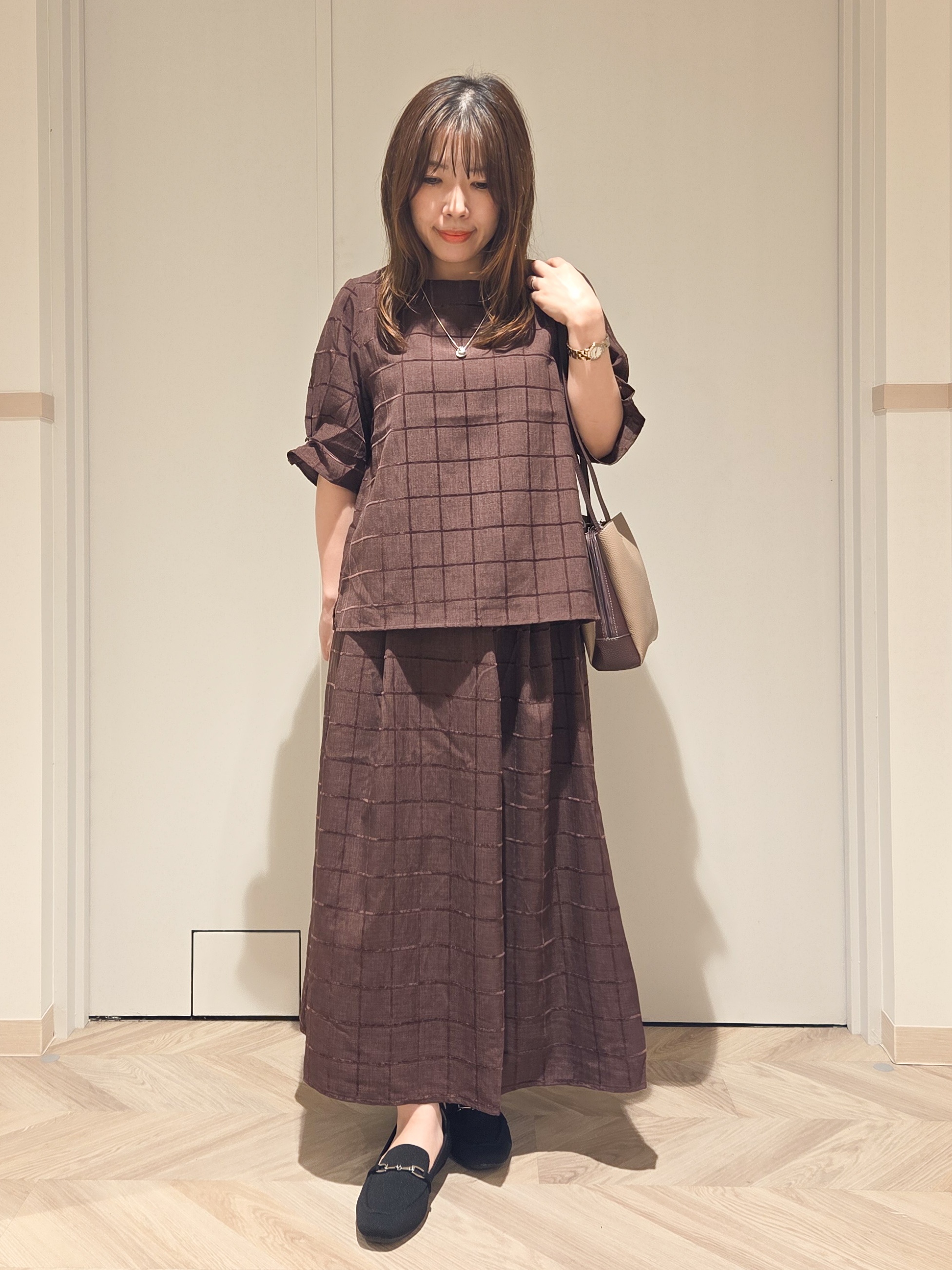 TSUCHIYAさんの「SHOO･LA･RUE｜【セットアップ可/S-LL】夏でも感じられる秋気分 モールチェックタックスリーブ ブラウス」を使ったコーディネート