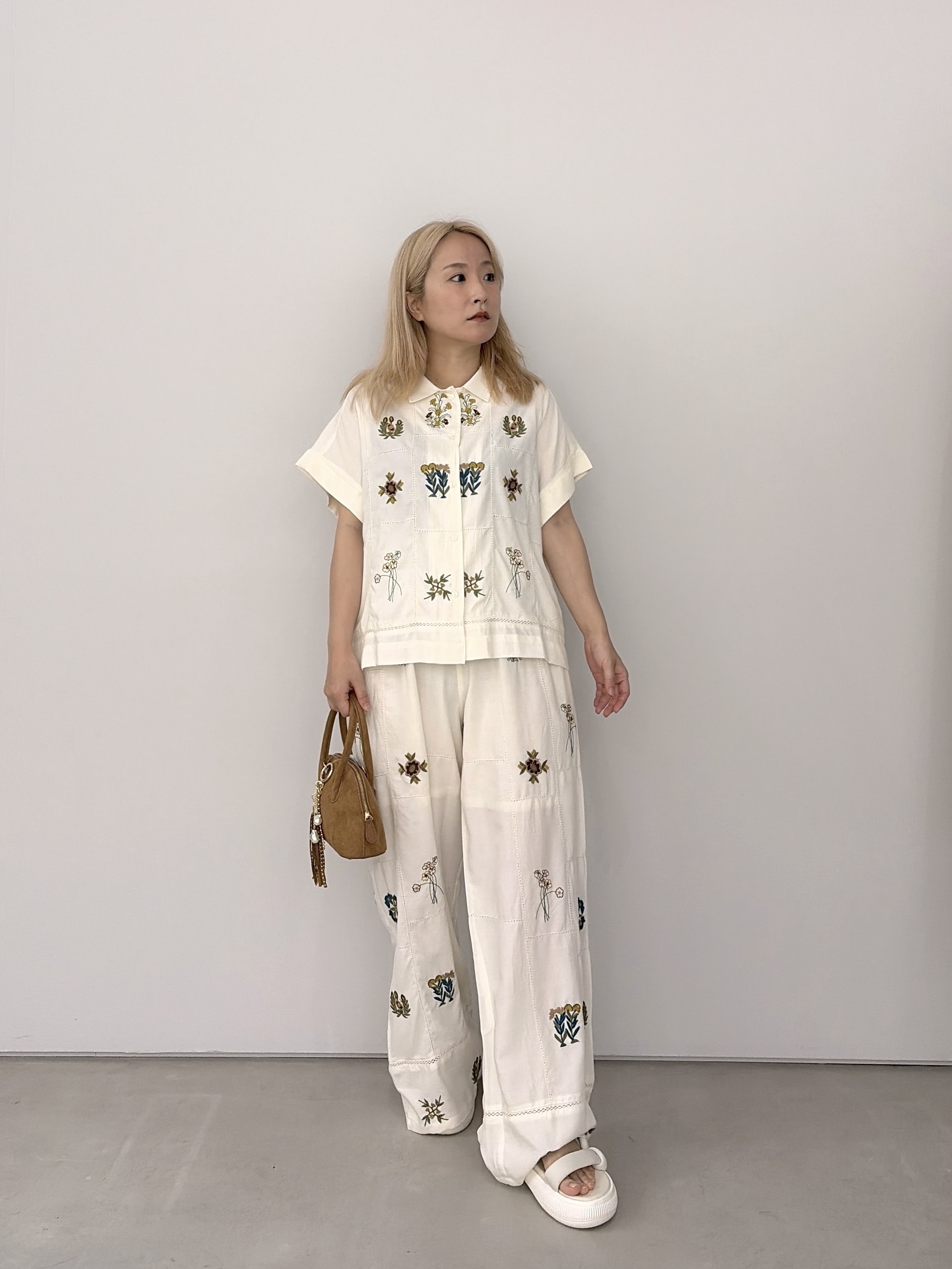 よねさんの「INDIVI｜アート刺繍半袖シャツ【セットアップ可能】」を使ったコーディネート