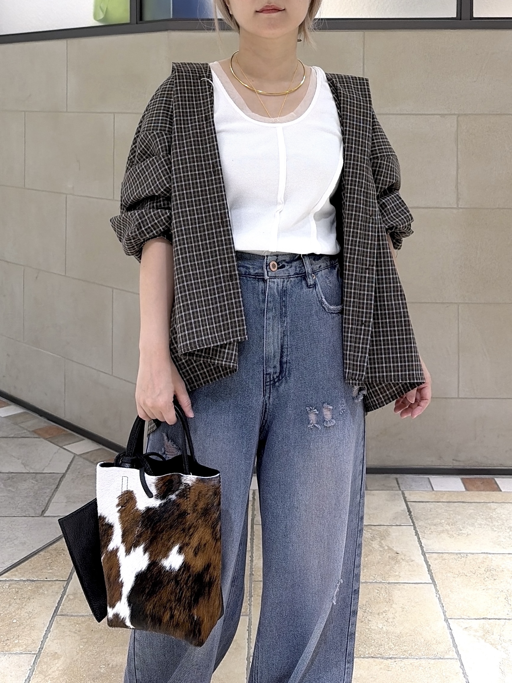 よねさんの「INDIVI｜チェックフーディオーバーシャツ」を使ったコーディネート