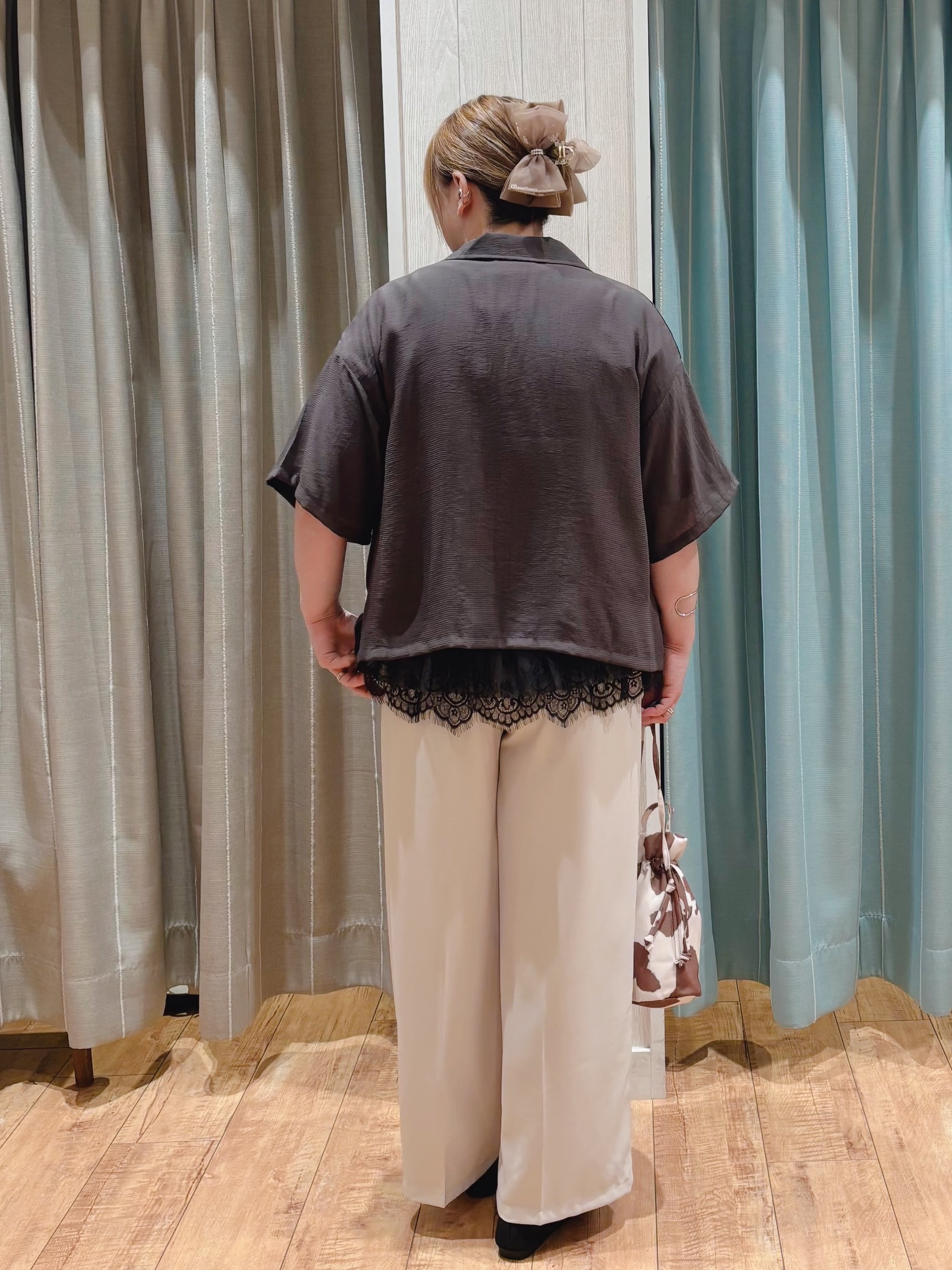HANAさんの「SHOO･LA･RUE｜【S-LL/洗濯機可】抜け感たっぷり 程よい透け感のポケット付きシャツ」を使ったコーディネート