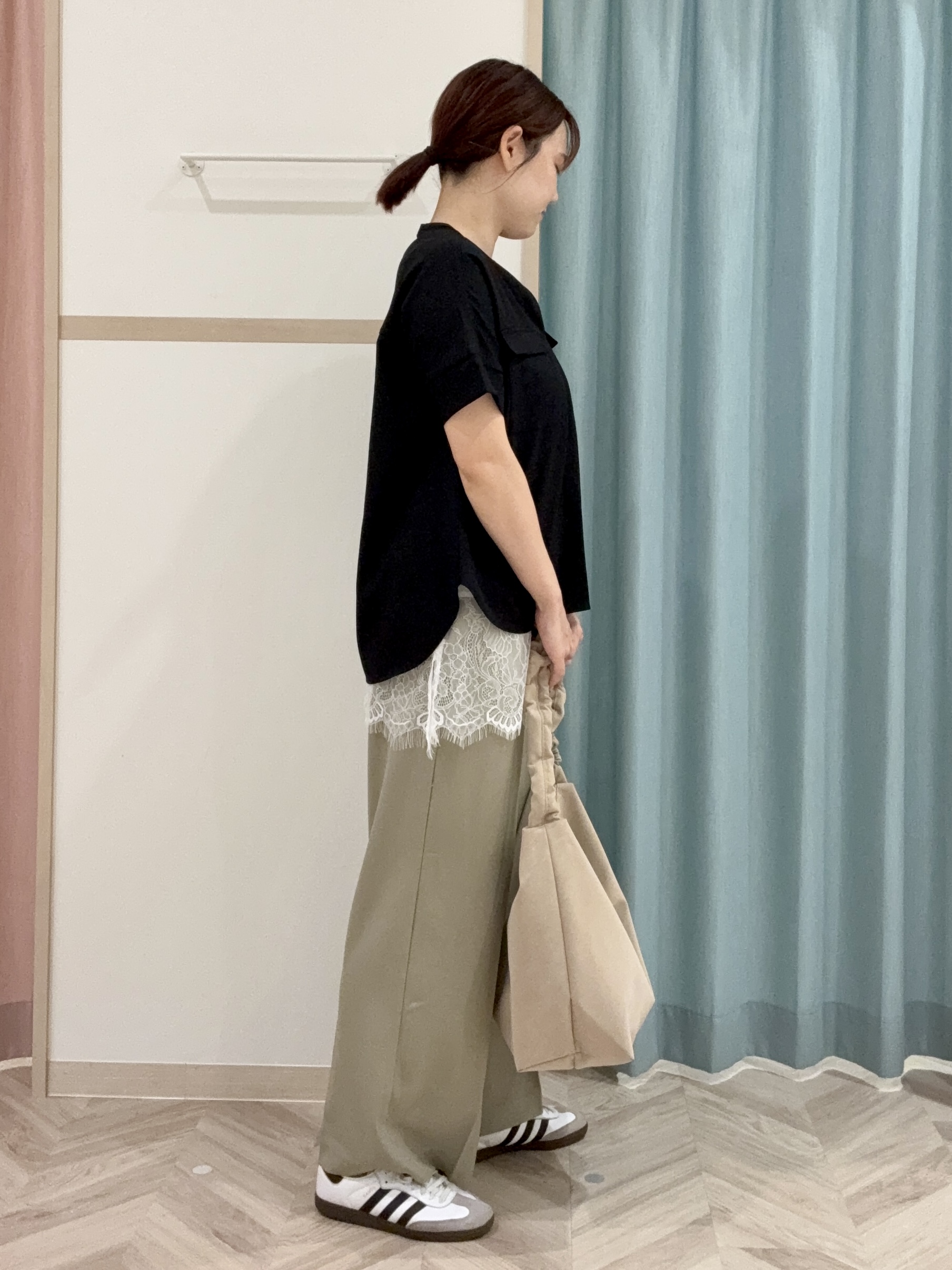 kさんの「SHOO･LA･RUE｜【洗濯後しわになりにくい/ひんやり/UV/吸水速乾】Wポケットが目を引く オンオフ使えるスキッパーブ」を使ったコーディネート