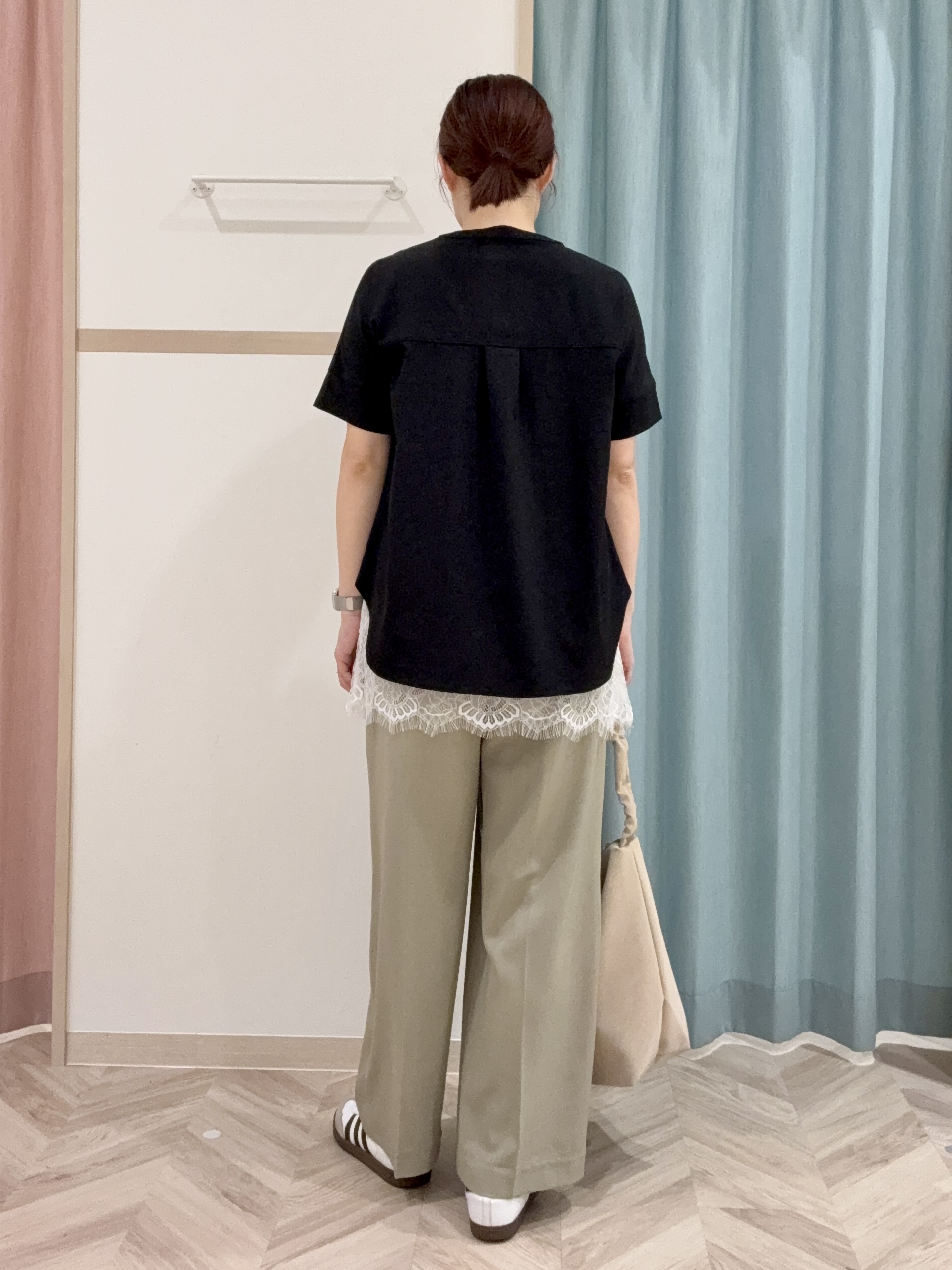kさんの「SHOO･LA･RUE｜【洗濯後しわになりにくい/ひんやり/UV/吸水速乾】Wポケットが目を引く オンオフ使えるスキッパーブ」を使ったコーディネート