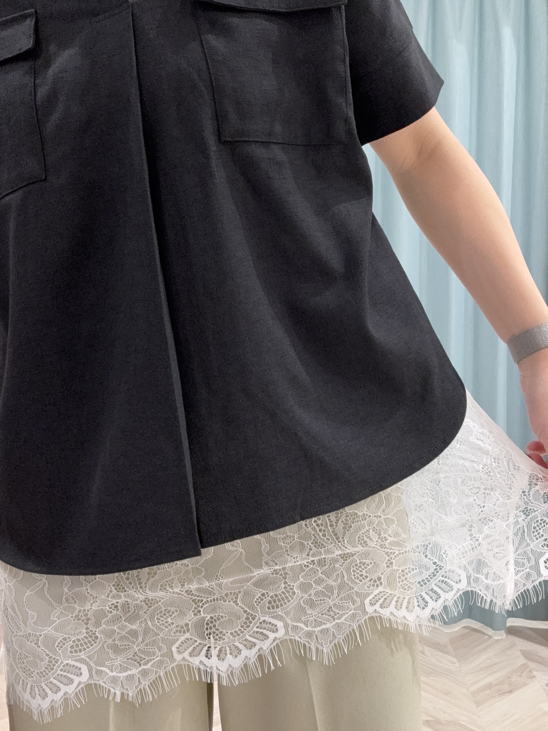 kさんの「SHOO･LA･RUE｜【洗濯後しわになりにくい/ひんやり/UV/吸水速乾】Wポケットが目を引く オンオフ使えるスキッパーブ」を使ったコーディネート