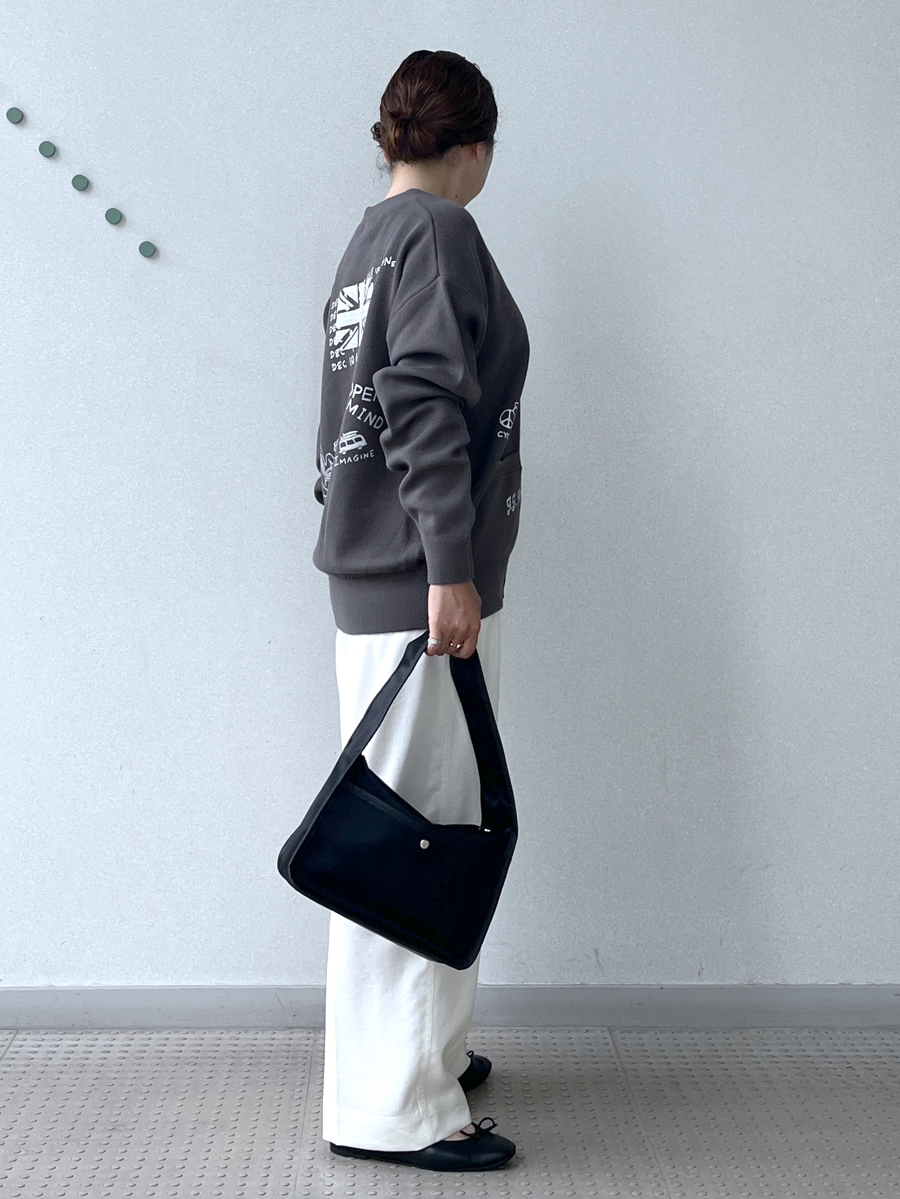 Soeさんの「DRESSTERIOR｜サテンイージーパンツ」を使ったコーディネート