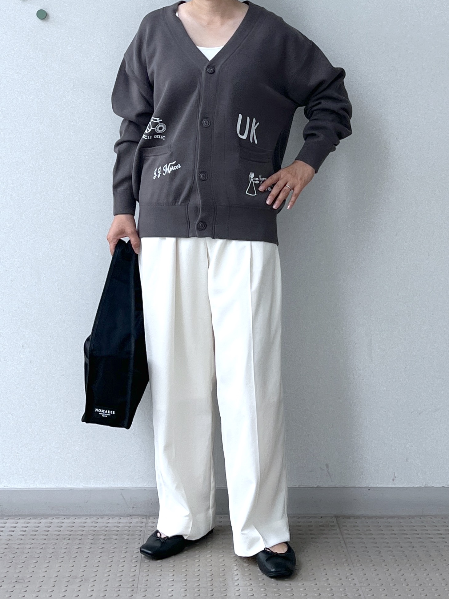 Soeさんの「DRESSTERIOR｜サテンイージーパンツ」を使ったコーディネート