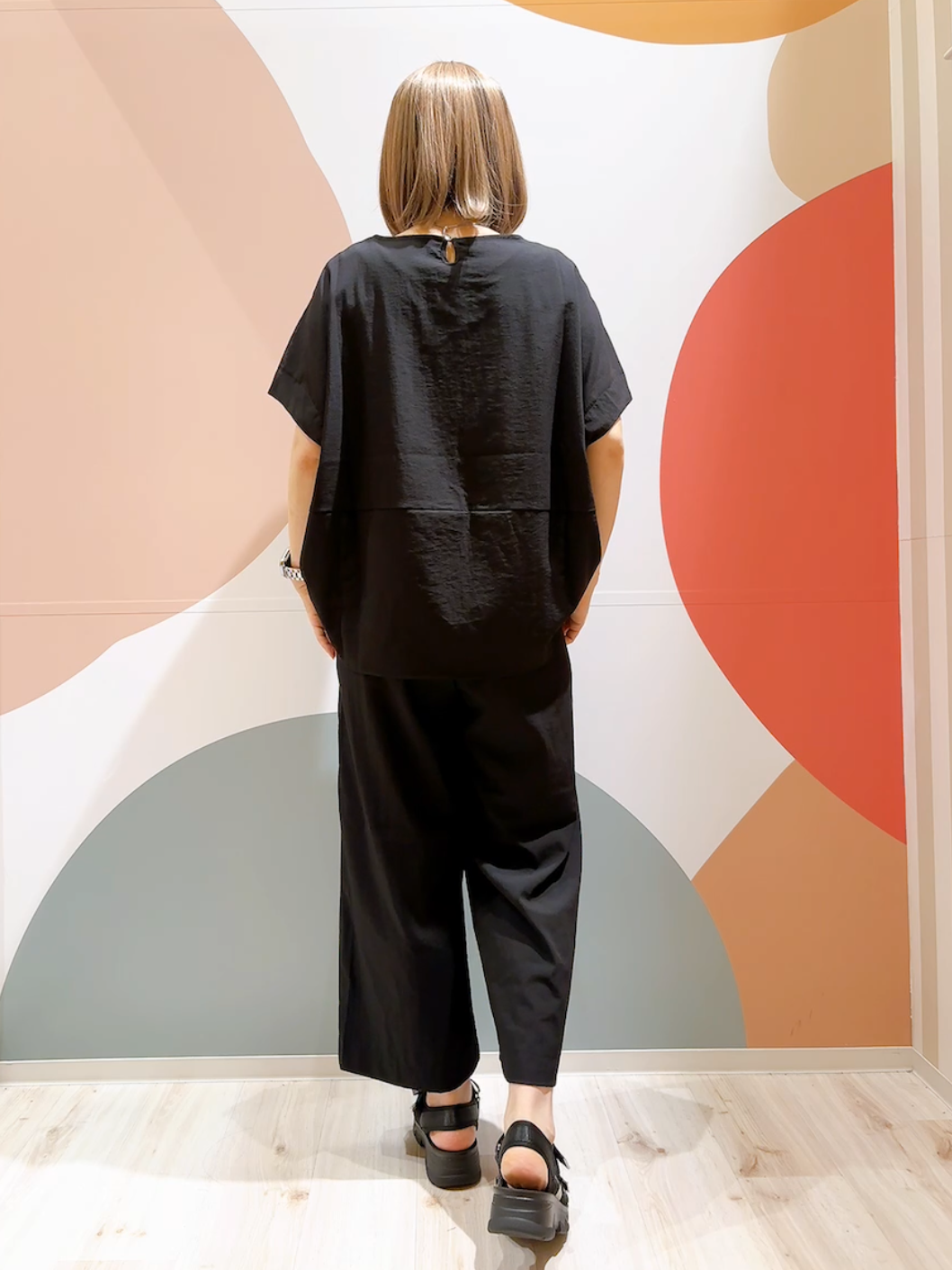 長男さんの「SHOO･LA･RUE｜【洗濯機可/セットアップ可】軽凛(かろりん) シンプル上品 ひんやり切替コクーントップス」を使ったコーディネート