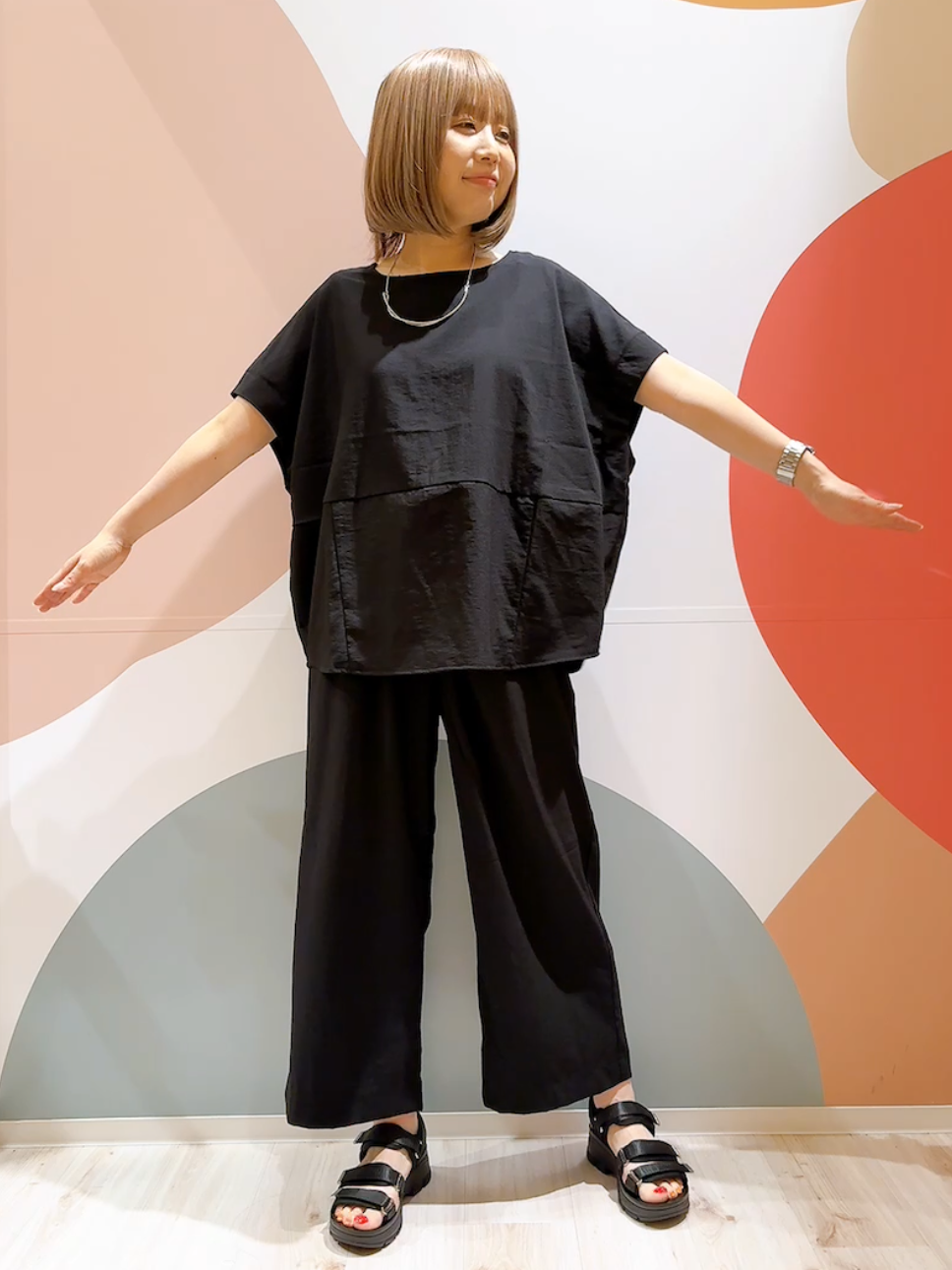 長男さんの「SHOO･LA･RUE｜【洗濯機可/セットアップ可】軽凛(かろりん) シンプル上品 ひんやり切替コクーントップス」を使ったコーディネート