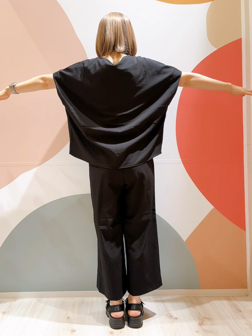 長男さんの「SHOO･LA･RUE｜【洗濯機可/セットアップ可】軽凛(かろりん) シンプル上品 ひんやり切替コクーントップス」を使ったコーディネート